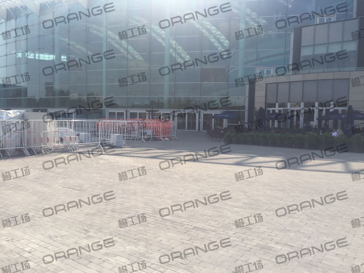 北京颐堤港-室外东侧蓝蛙门前1