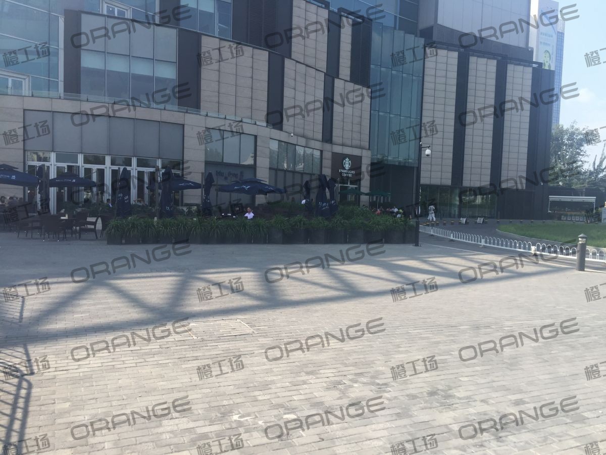 北京颐堤港-室外东侧蓝蛙门前3