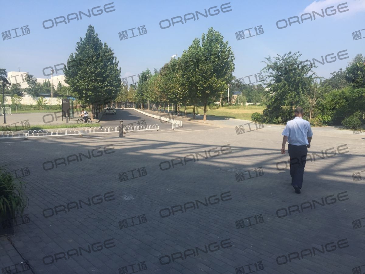 北京颐堤港-室外东侧蓝蛙门前4