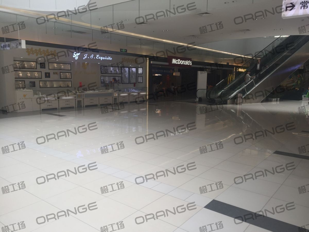 北京常营华联-室内一层东区西门门内rayban门前1