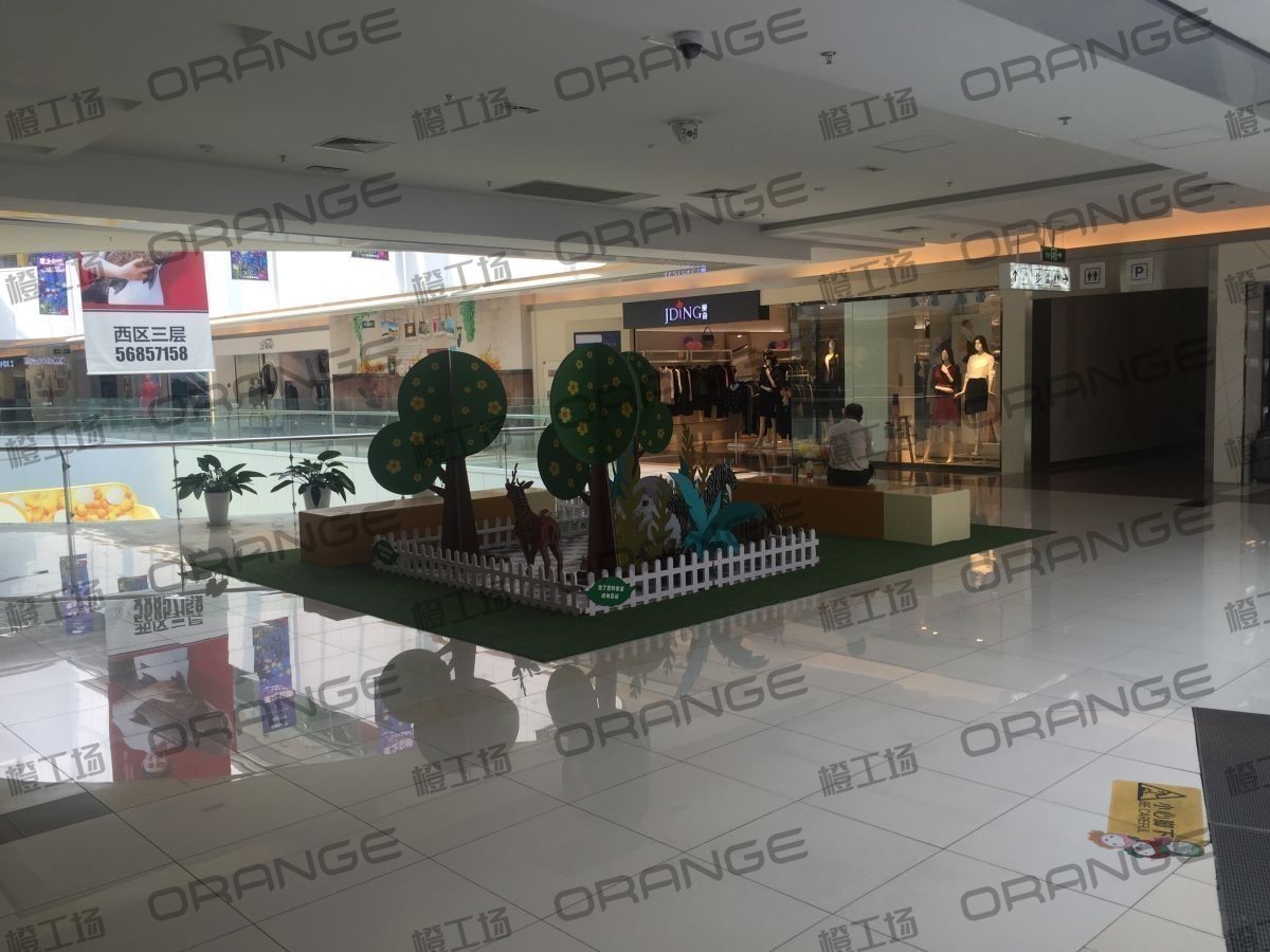 北京常营华联-室内二楼中庭play boy门前2