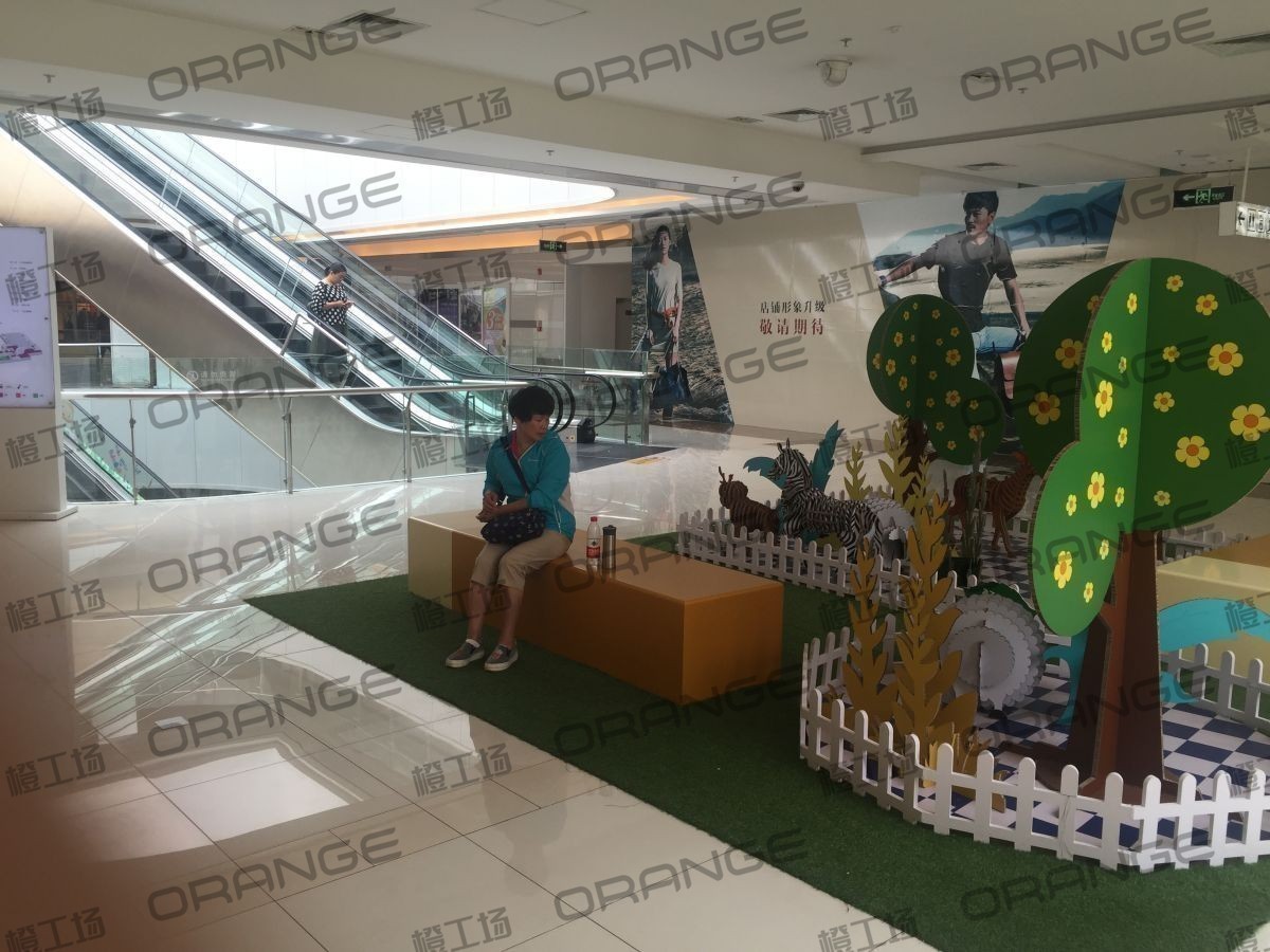 北京常营华联-室内二楼中庭play boy门前3