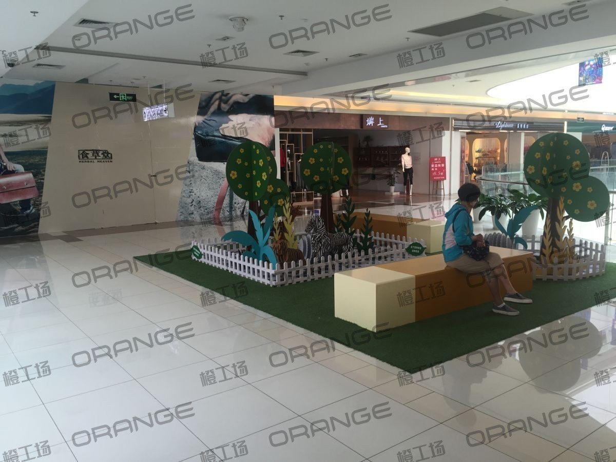 北京常营华联-室内二楼中庭play boy门前4