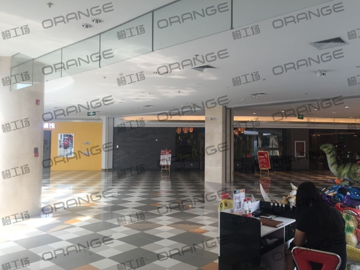 北京常营华联-室内三楼西侧中庭环廊东北侧井格门前2