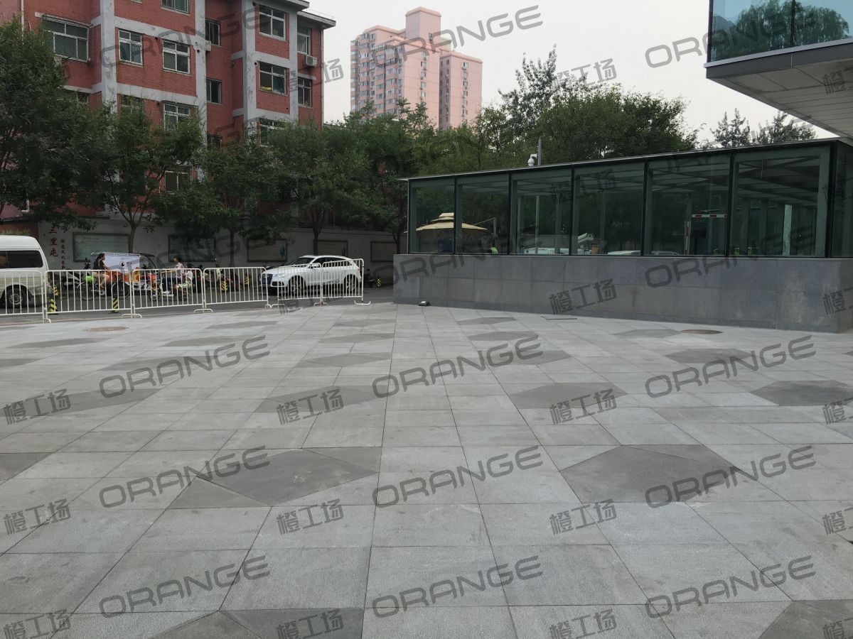 北京通盈中心-室外东侧北汽体验店门前3