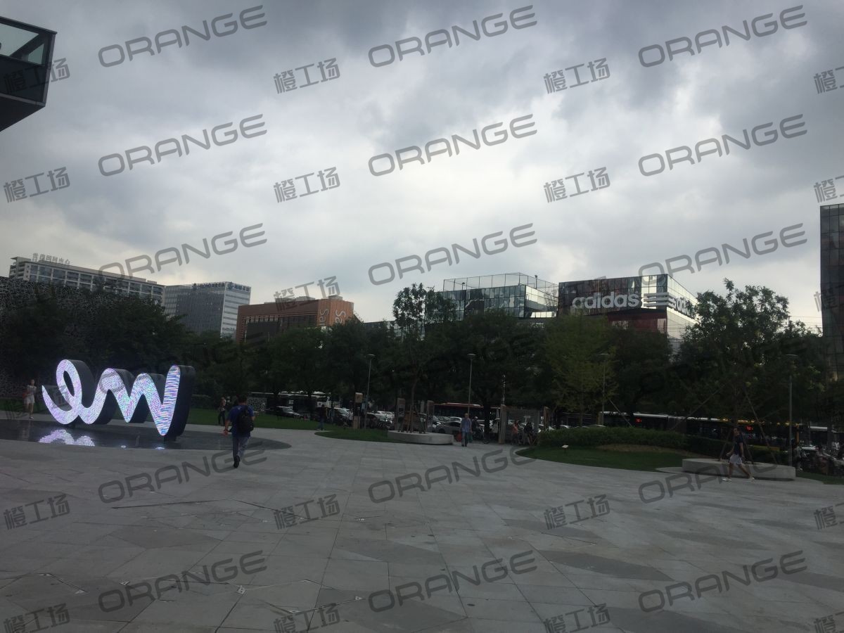 北京通盈中心-室外奔驰体验店门前广场1