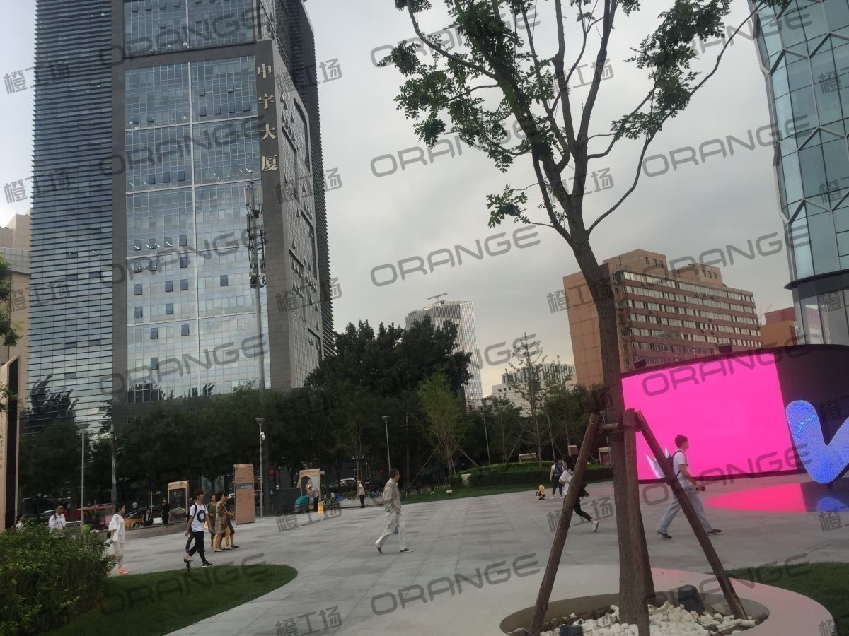 北京通盈中心-室外奔驰体验店门前广场2