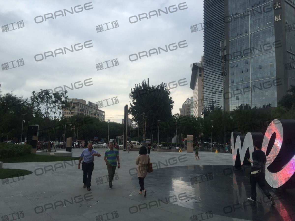 北京通盈中心-室外奔驰体验店门前广场3