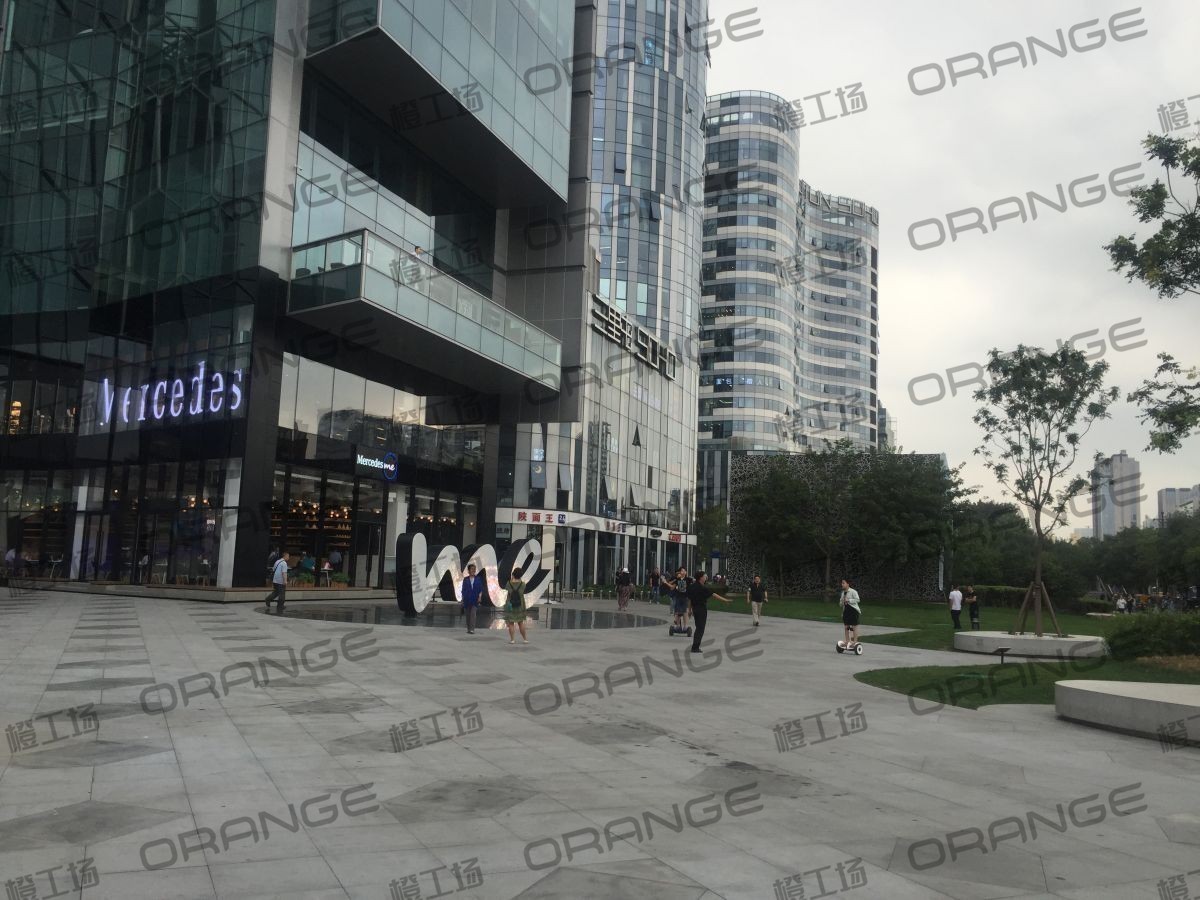 北京通盈中心-室外奔驰体验店门前广场4