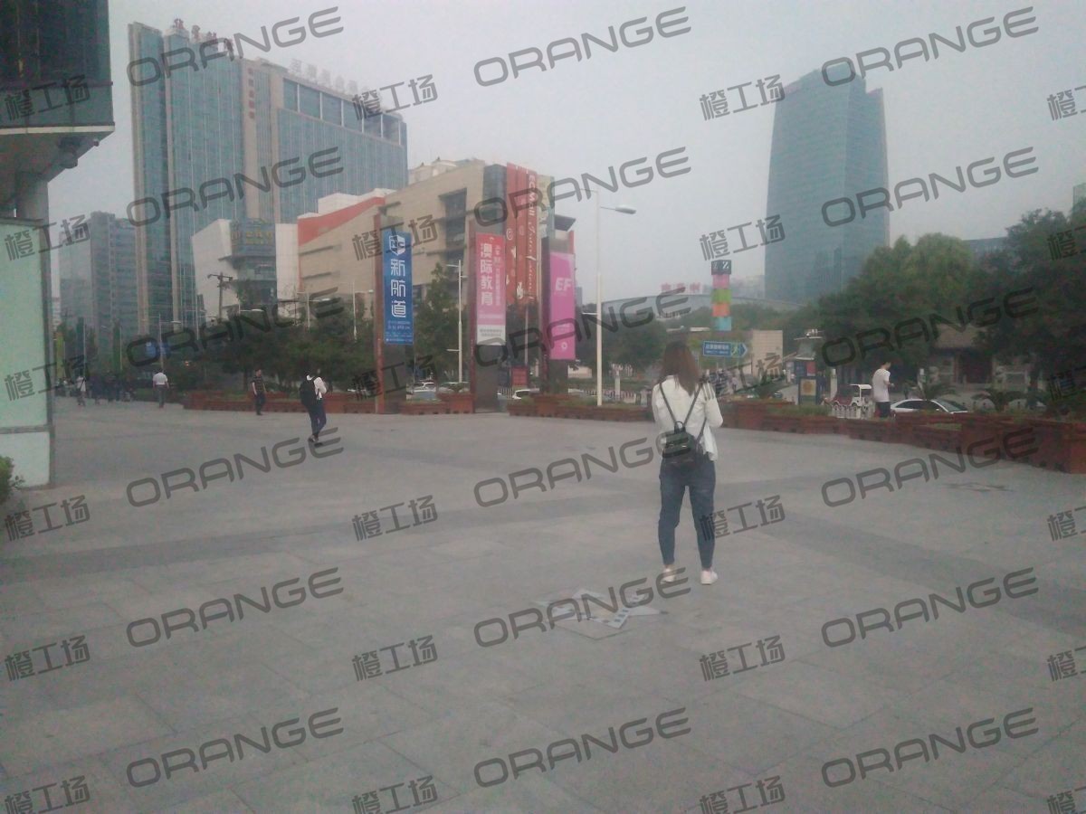 北京新中关购物中心-室外东侧地铁口北3