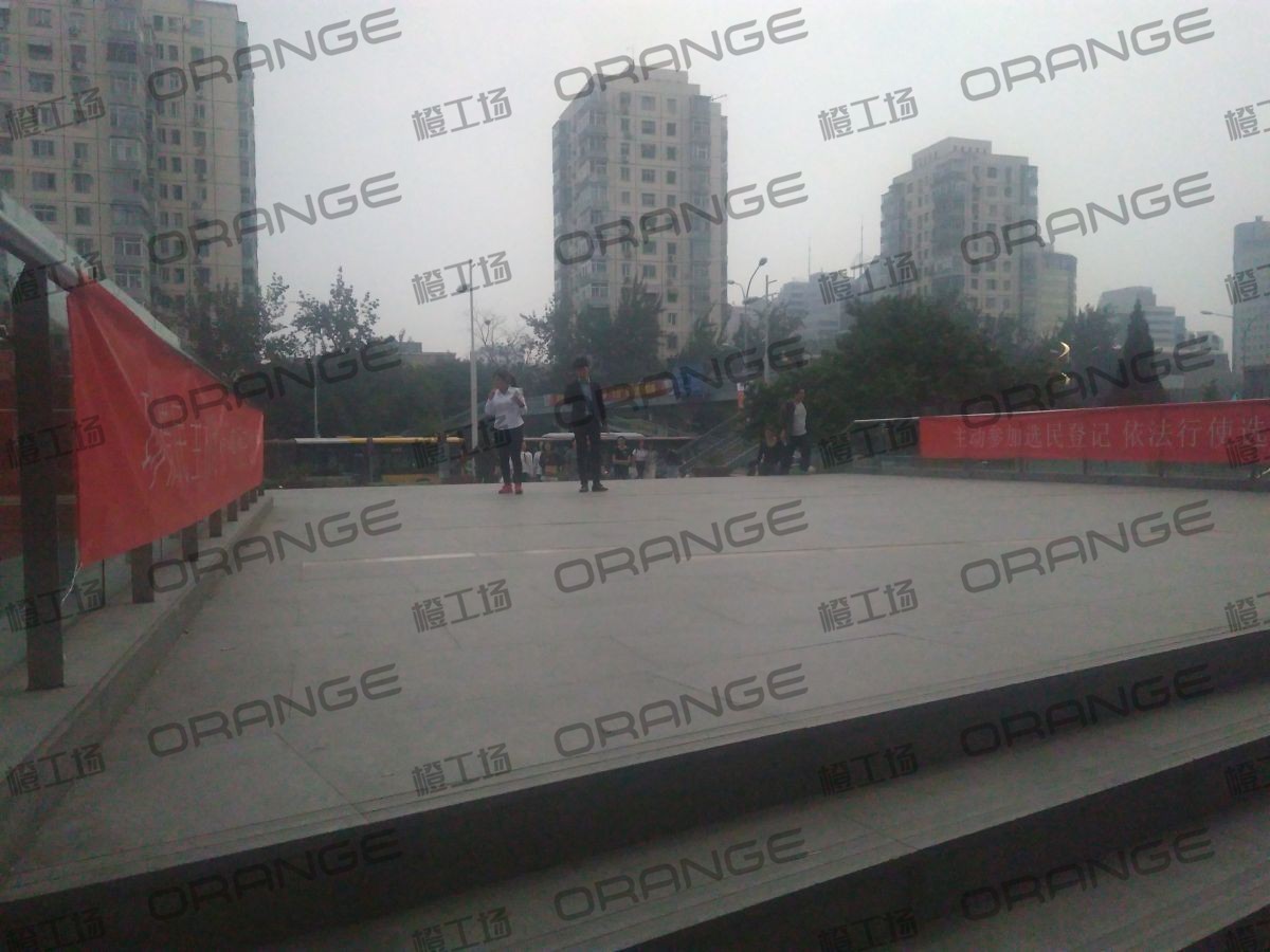 北京新中关购物中心-室外东侧地铁口南侧过道1