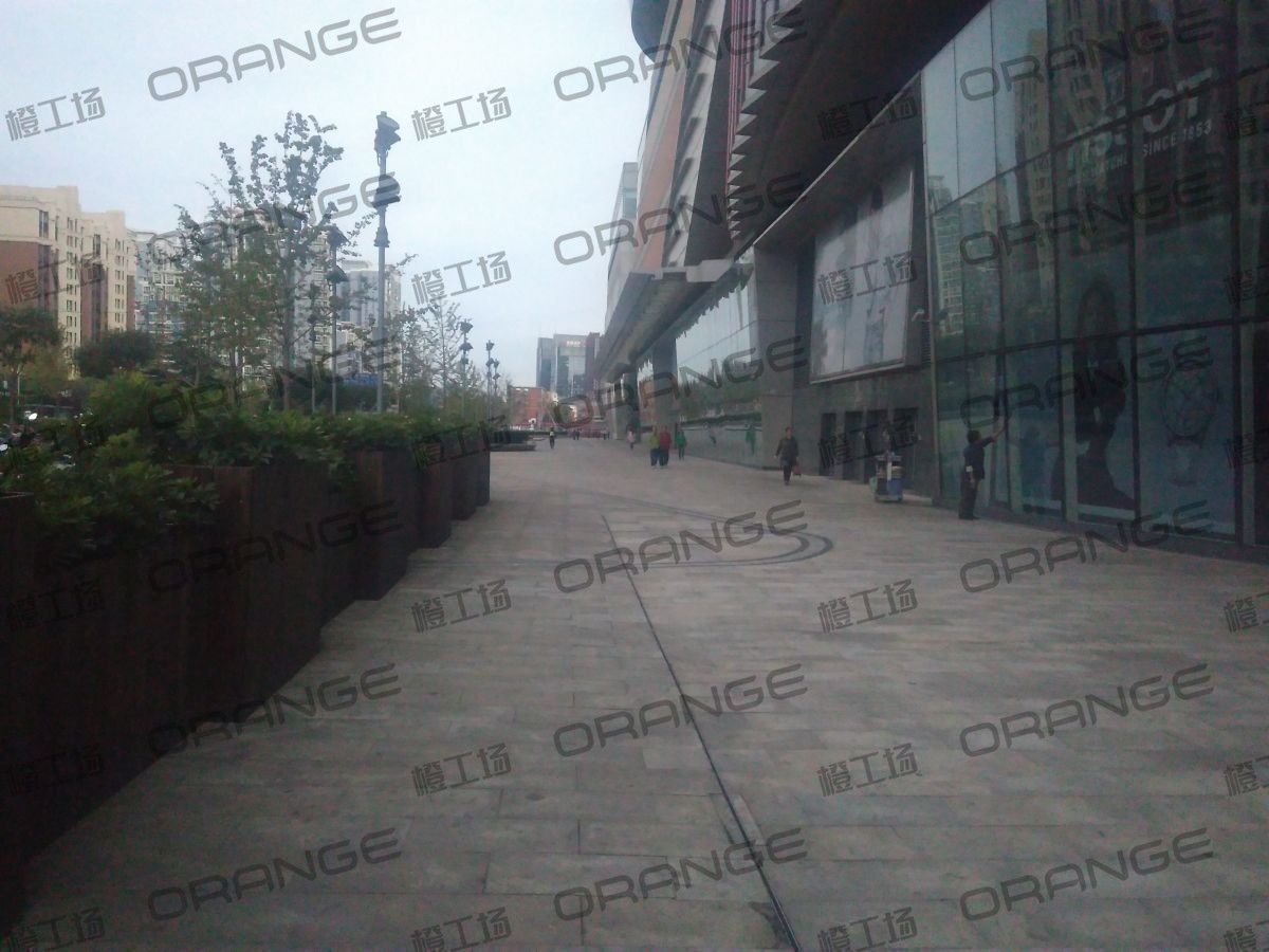 北京五彩城购物中心-室外东区西北门北侧过道1