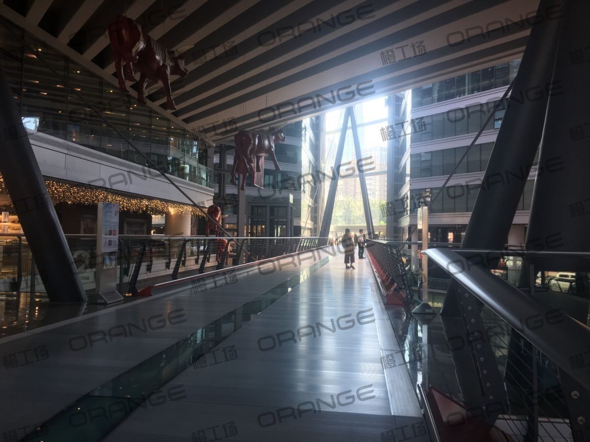 北京侨福芳草地购物中心-室内二楼中间长廊2