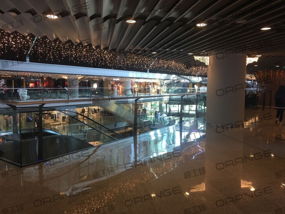 北京侨福芳草地购物中心-室内二楼长廊东南侧扶梯南3