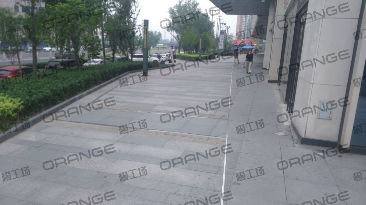 北京太阳宫凯德Mall-室外西门与北门之间走廊2