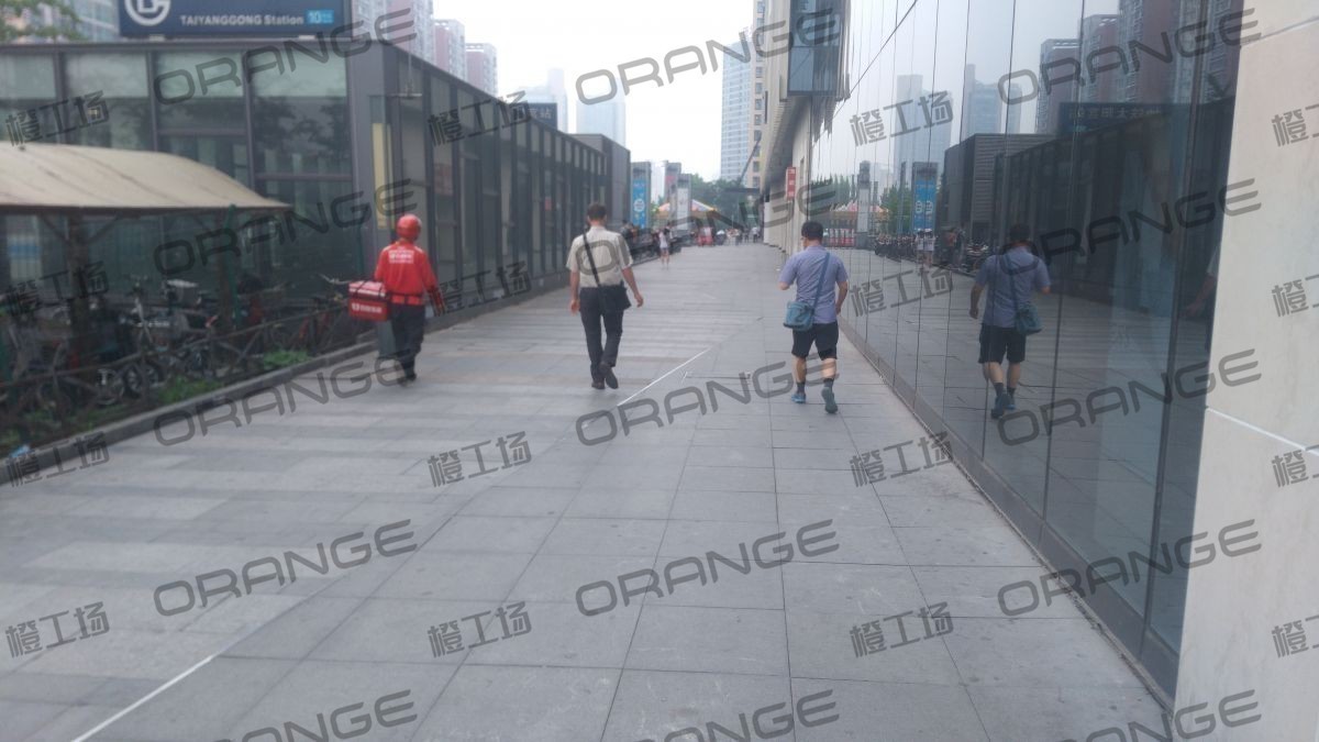 北京太阳宫凯德Mall-室外东门与北门之间走廊4