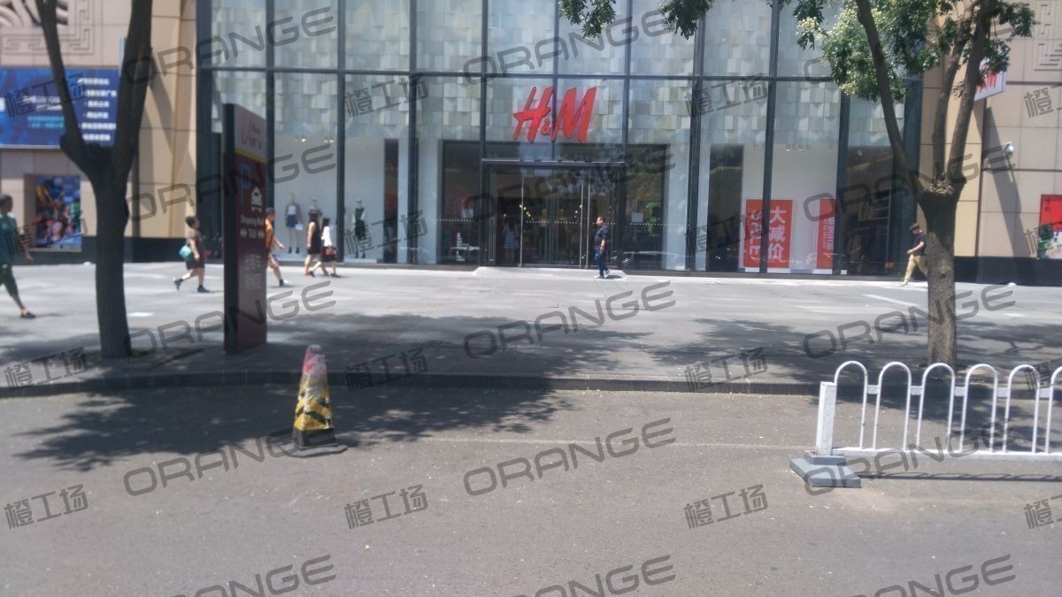 北京悠唐购物中心-室外东门门前三 HM门前3