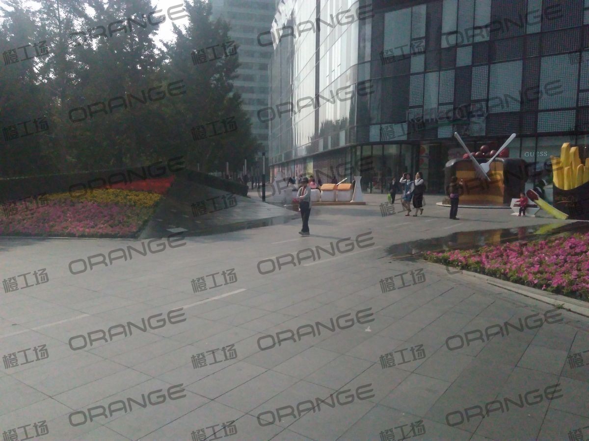 北京来福士广场-室外东北侧广场喷泉间走廊1