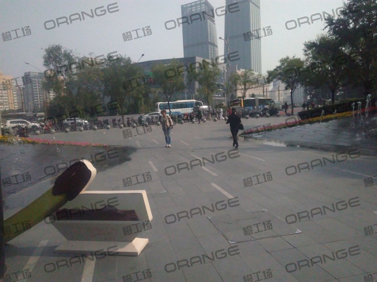 北京来福士广场-室外东北侧广场喷泉间走廊2