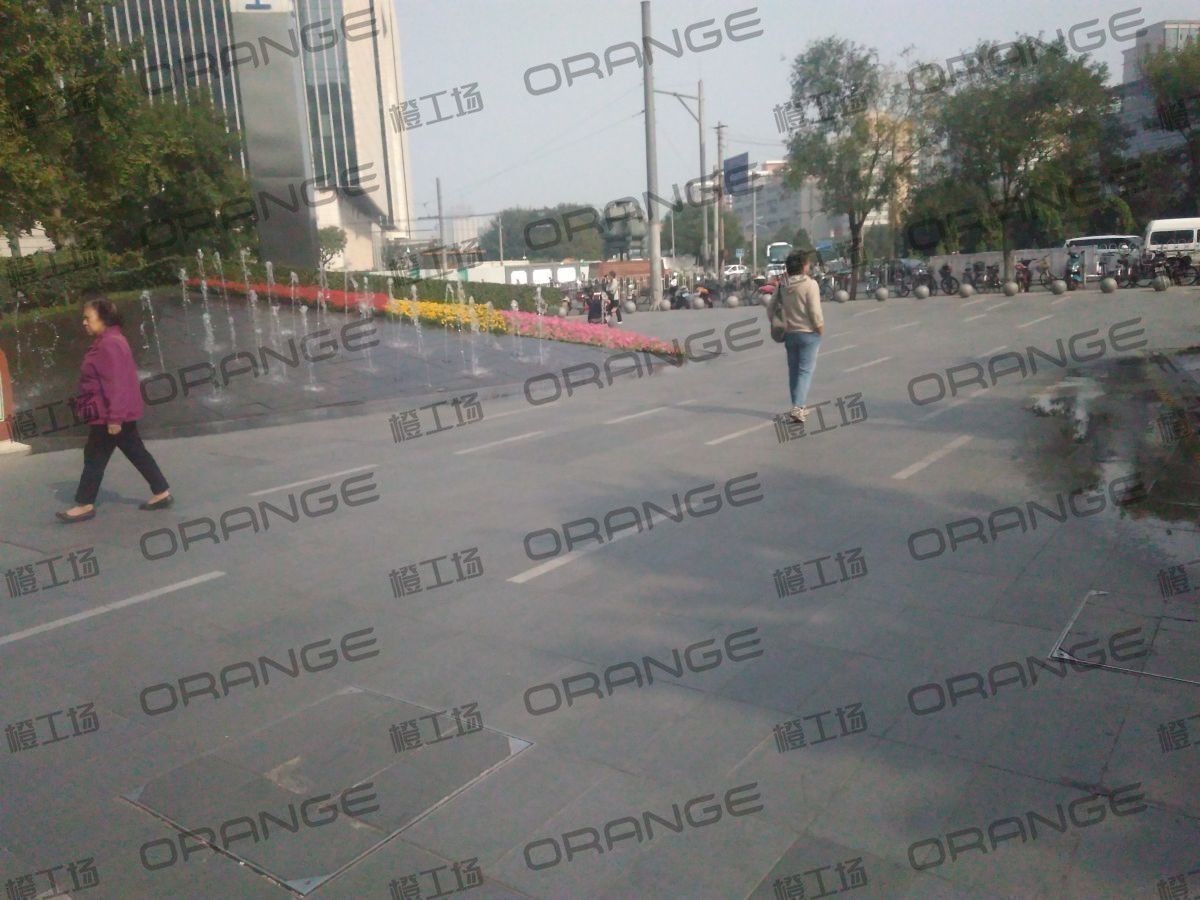 北京来福士广场-室外东北侧广场喷泉间走廊4