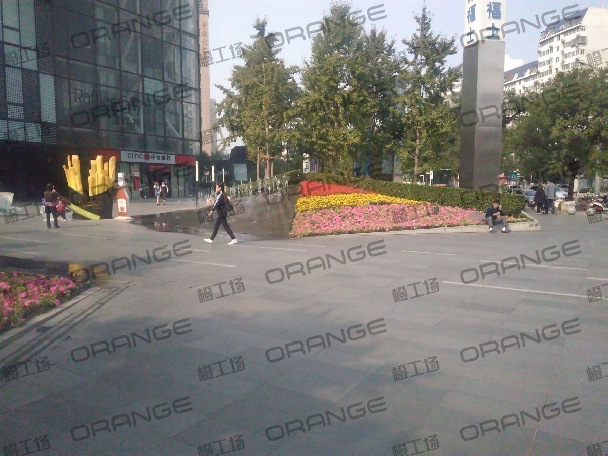 北京来福士广场-室外东北侧广场喷泉间走廊3