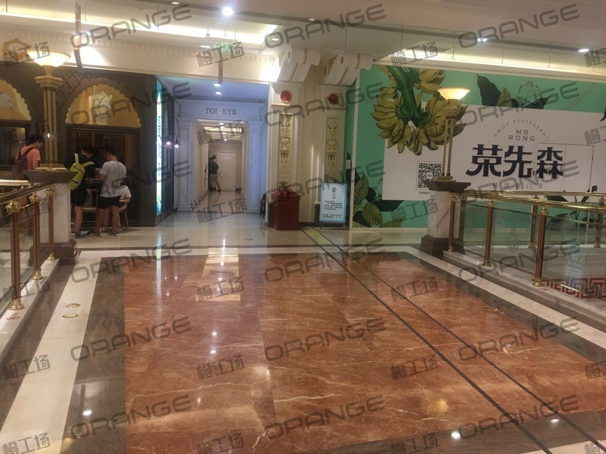 上海环球港-室内三楼画廊西大街013与093之间走廊2