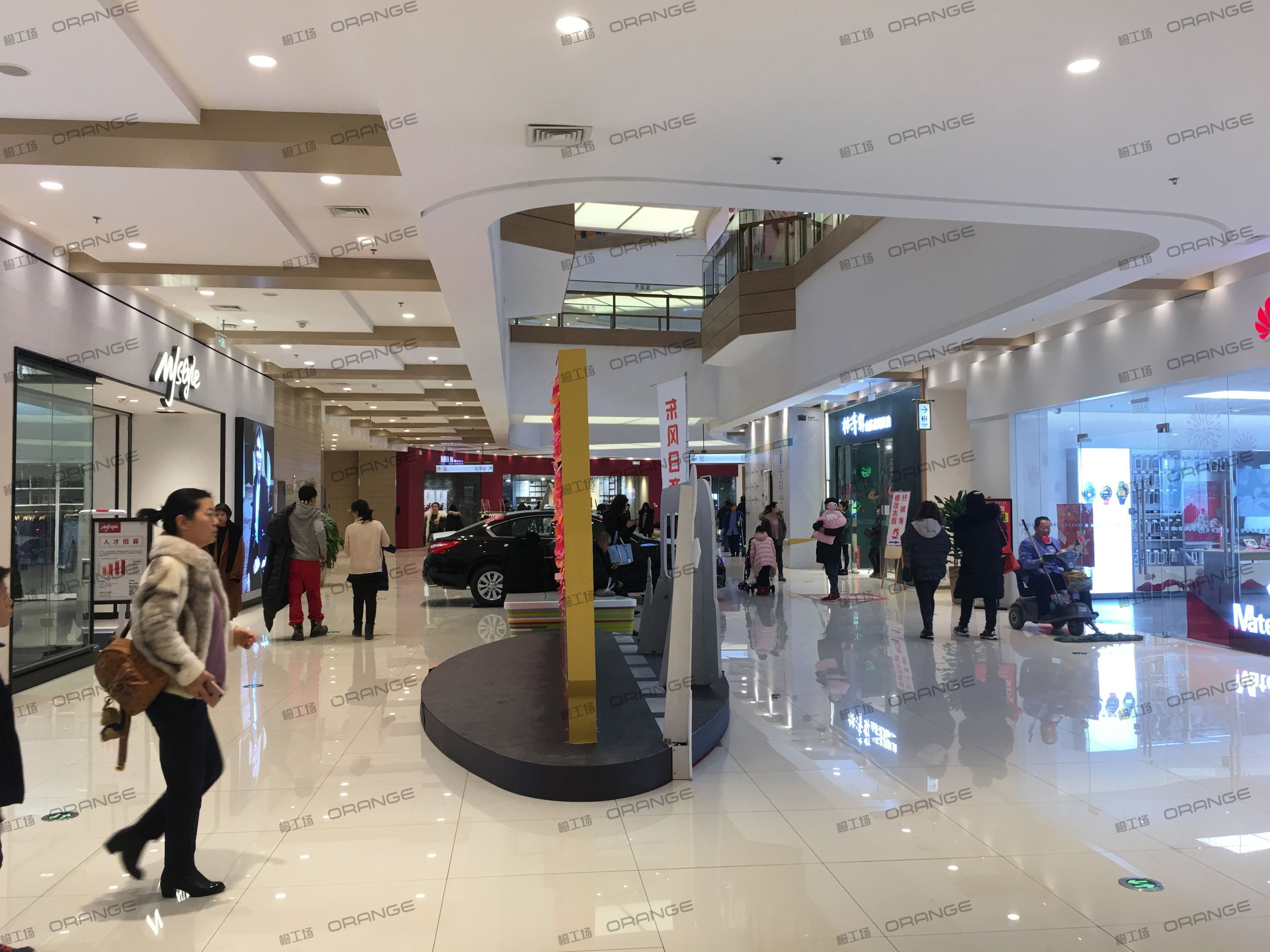 烟台大悦城-室内一层北侧中庭东走廊1