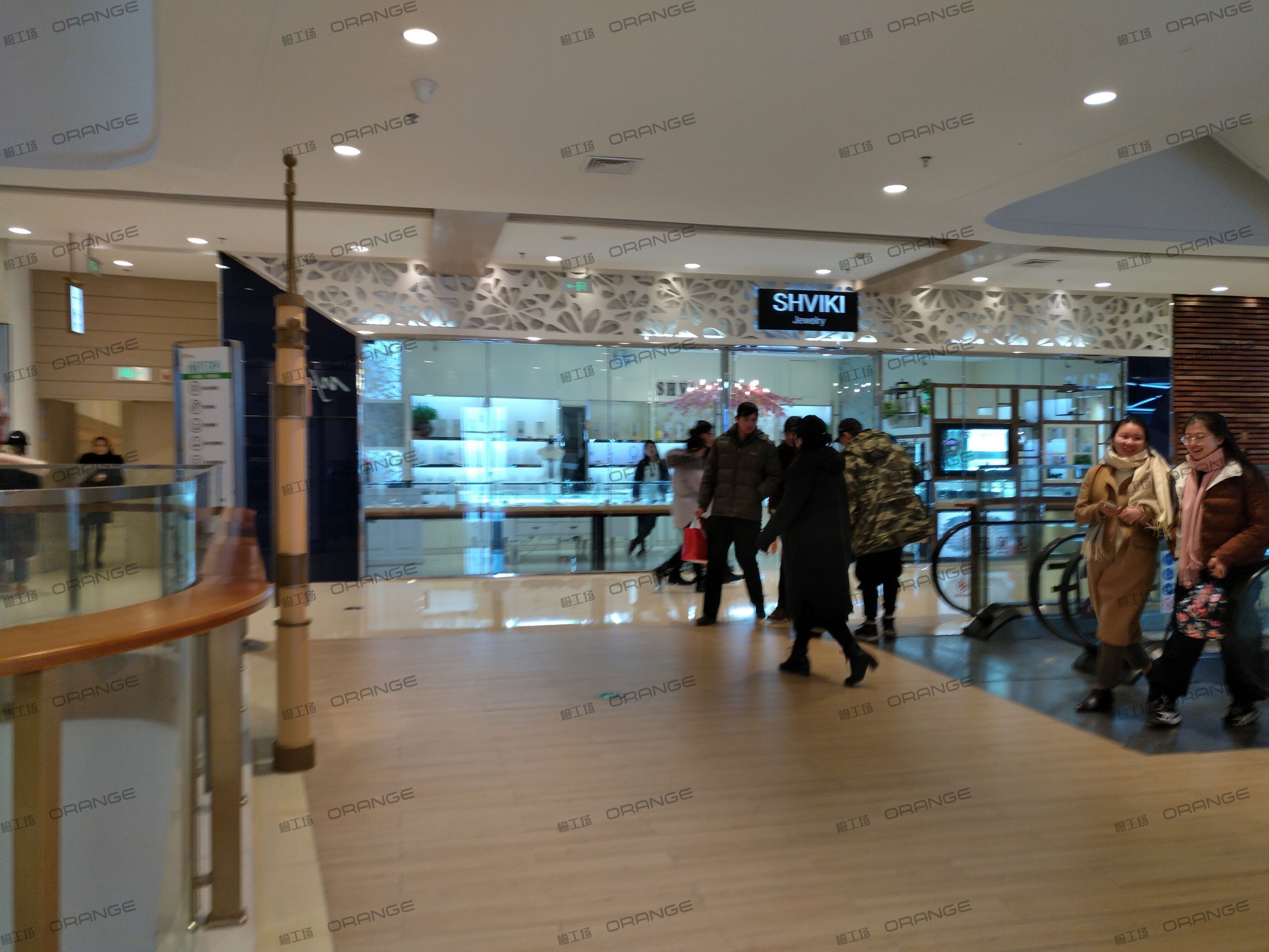 烟台大悦城-室内二层东侧扶梯前1