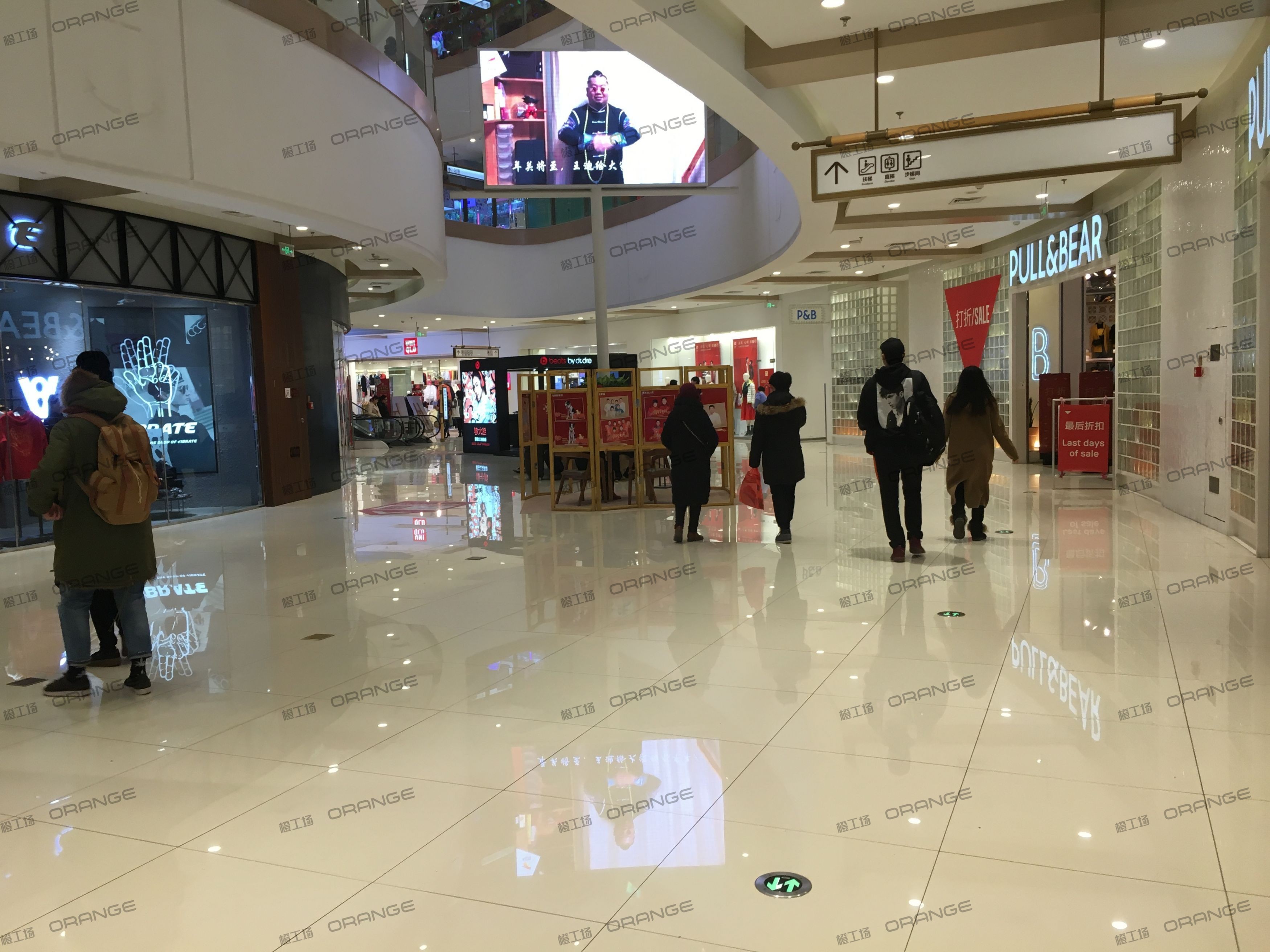 烟台大悦城-室内一层北侧中庭西侧扶梯西侧1