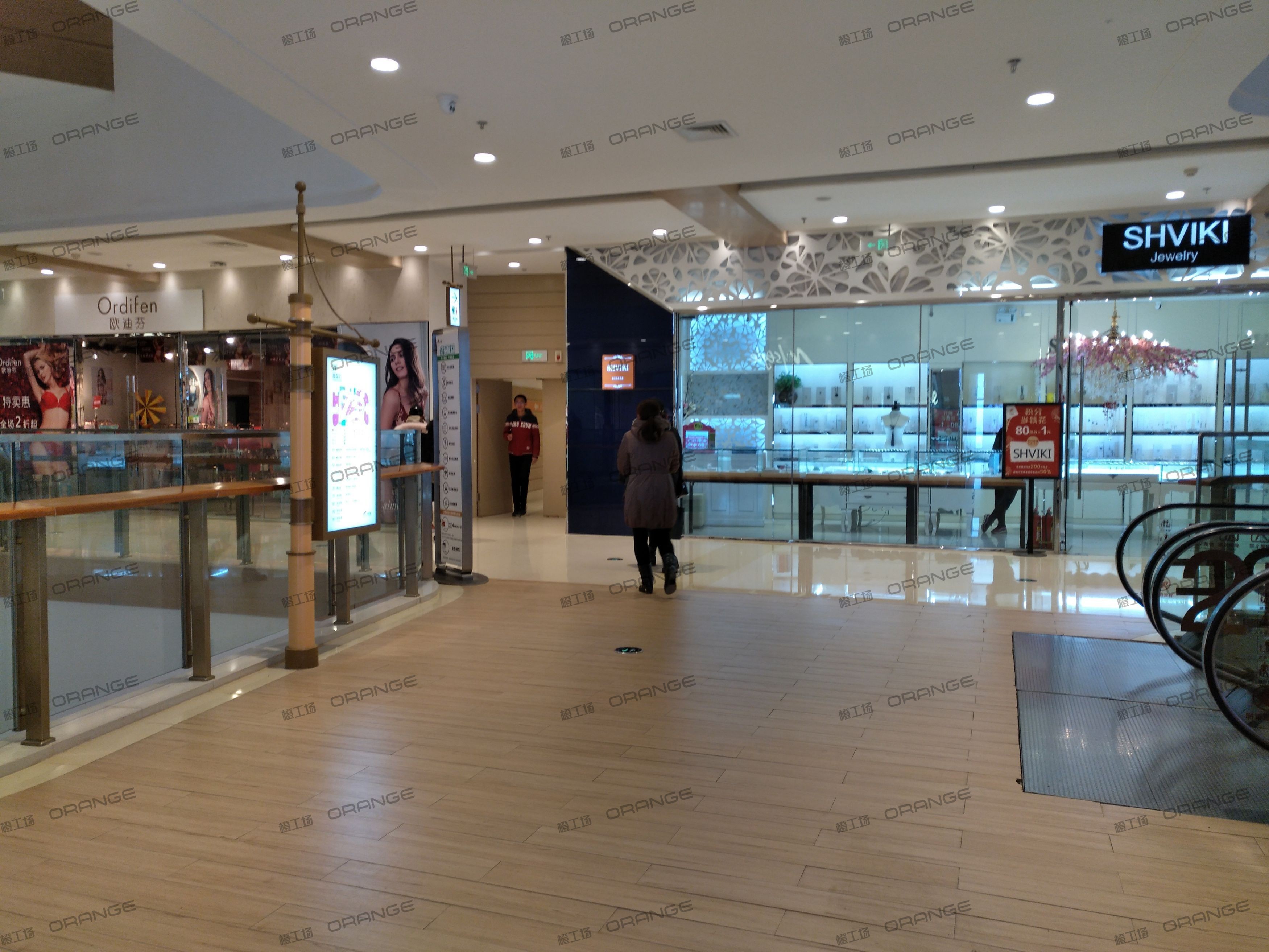 烟台大悦城-室内二层东侧扶梯前2