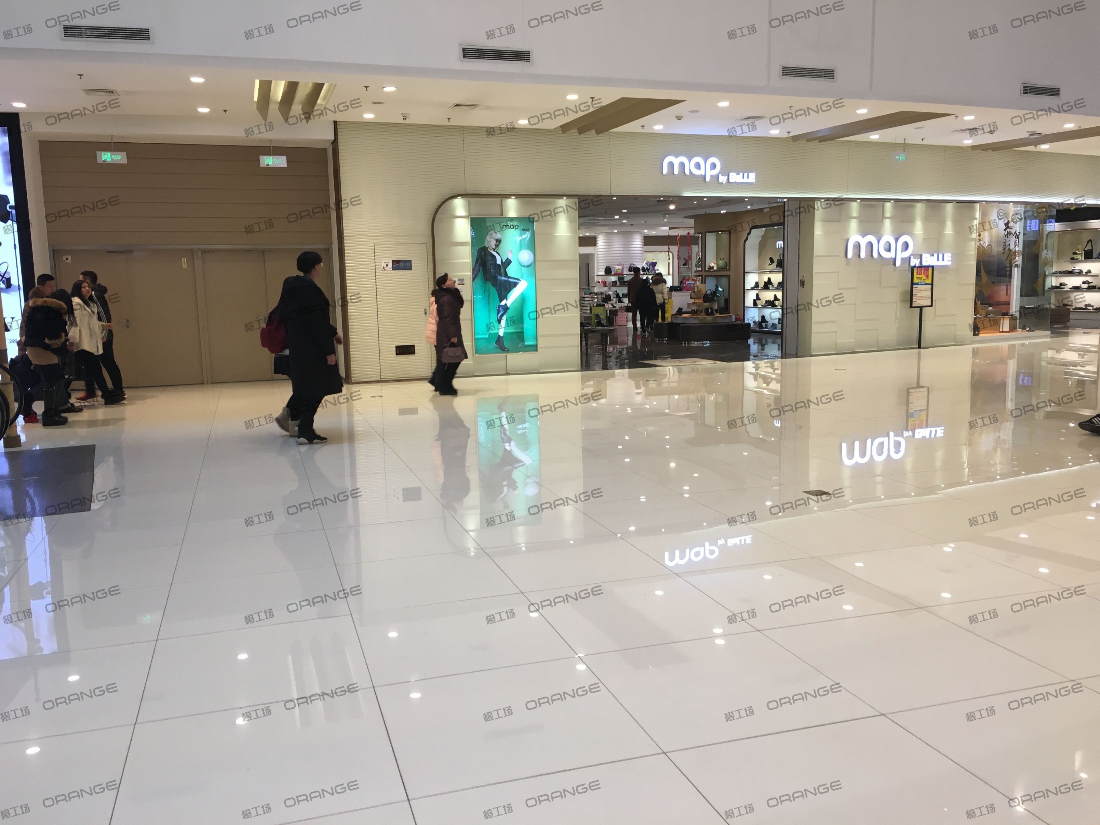 烟台大悦城-室内一层南侧走廊东侧扶梯西侧4