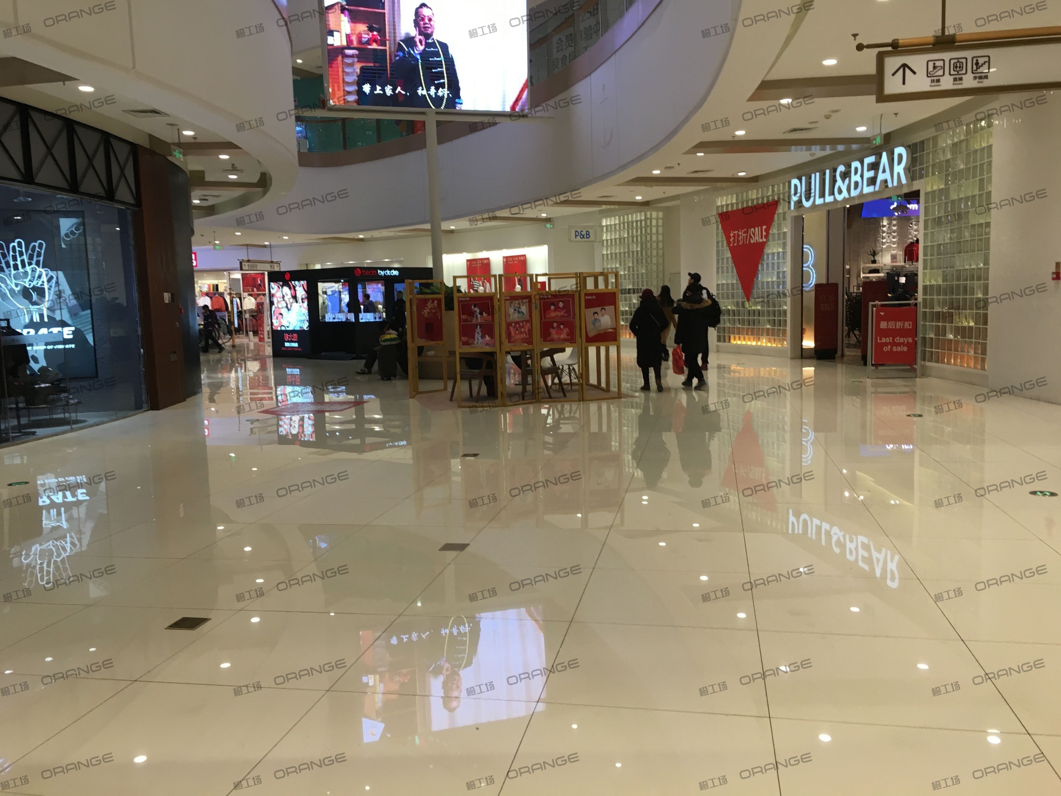 烟台大悦城-室内一层北侧中庭西侧扶梯西侧2