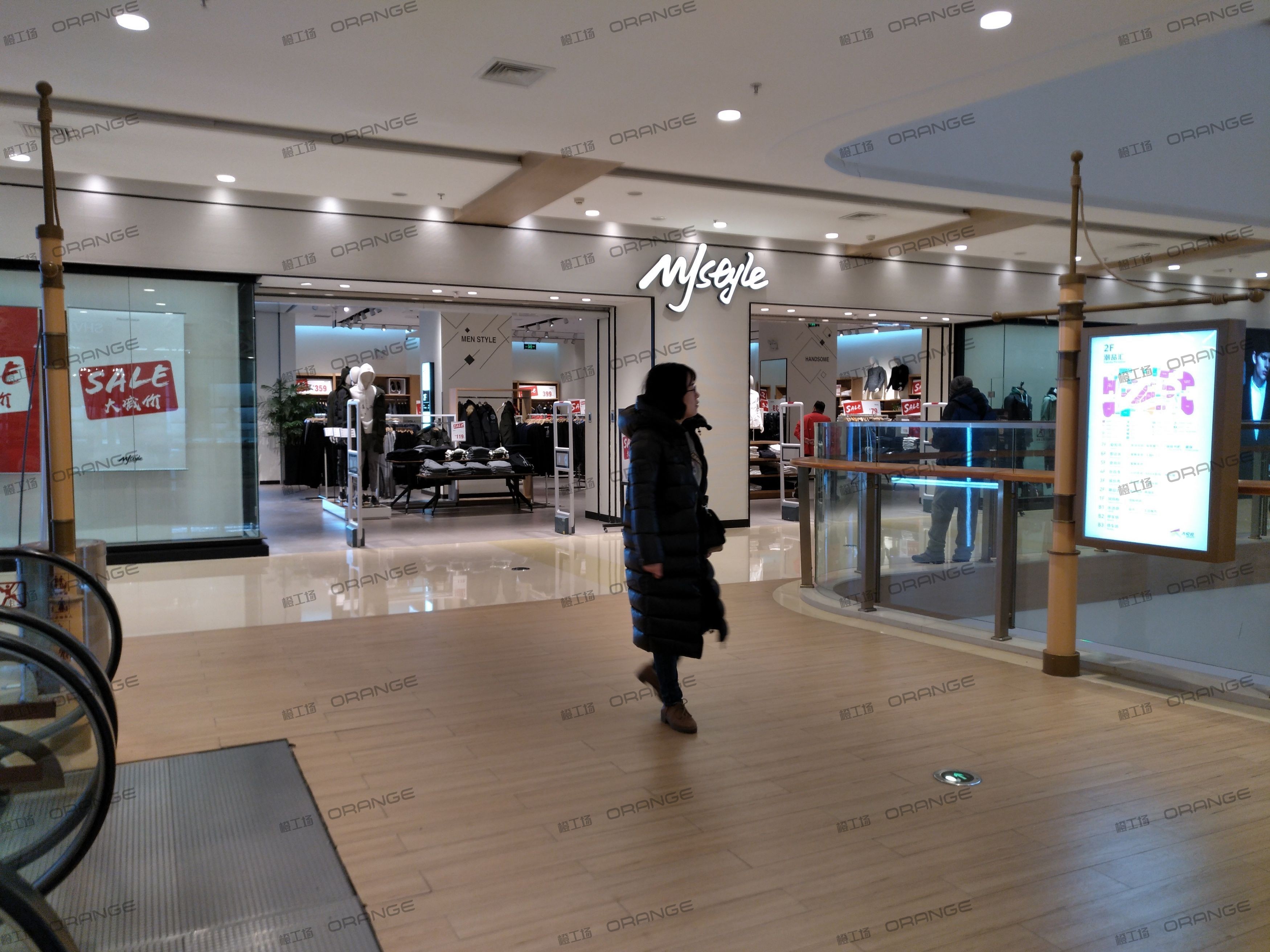 烟台大悦城-室内二层东侧扶梯前3