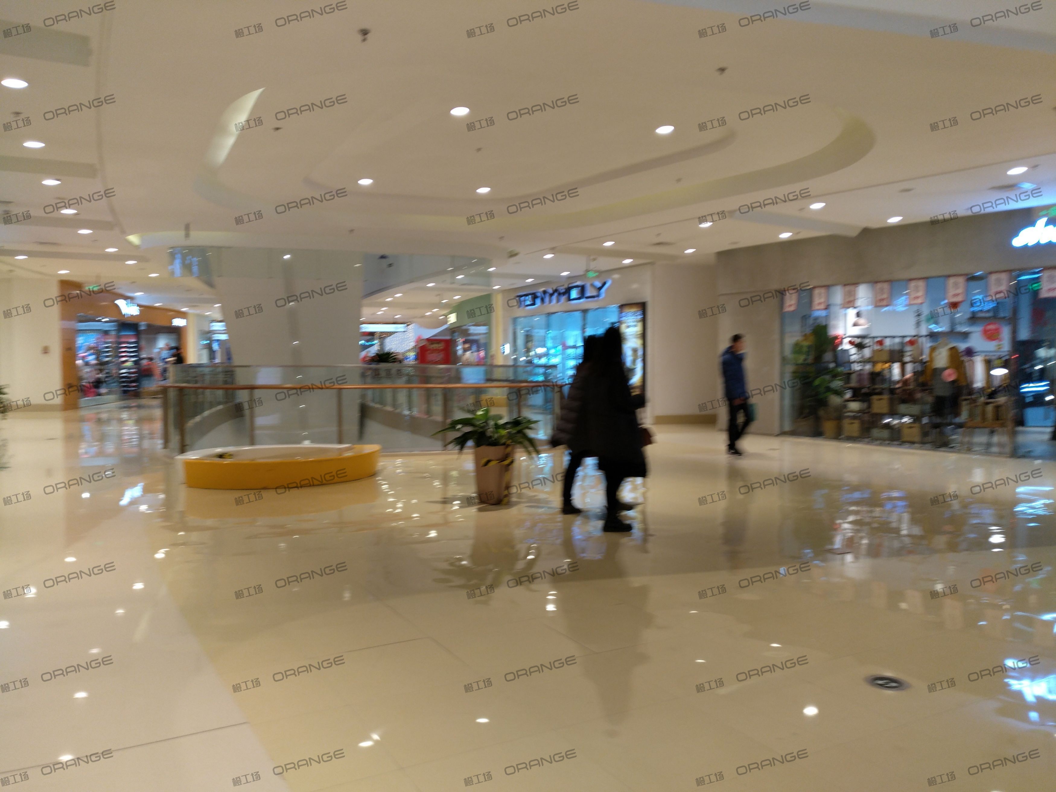 烟台大悦城-室内三层南侧间环廊间走廊1