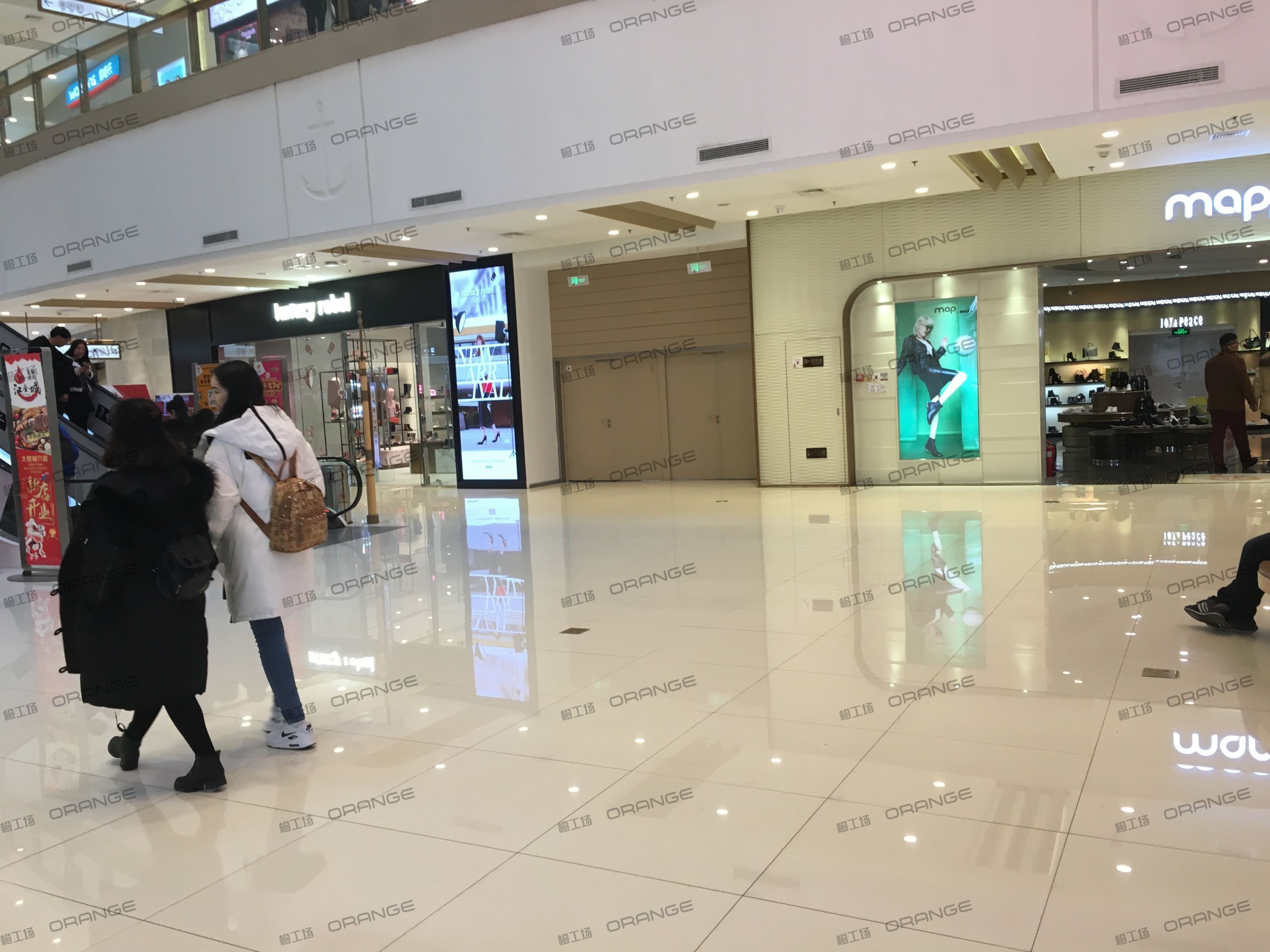 烟台大悦城-室内一层南侧走廊东侧扶梯西侧2