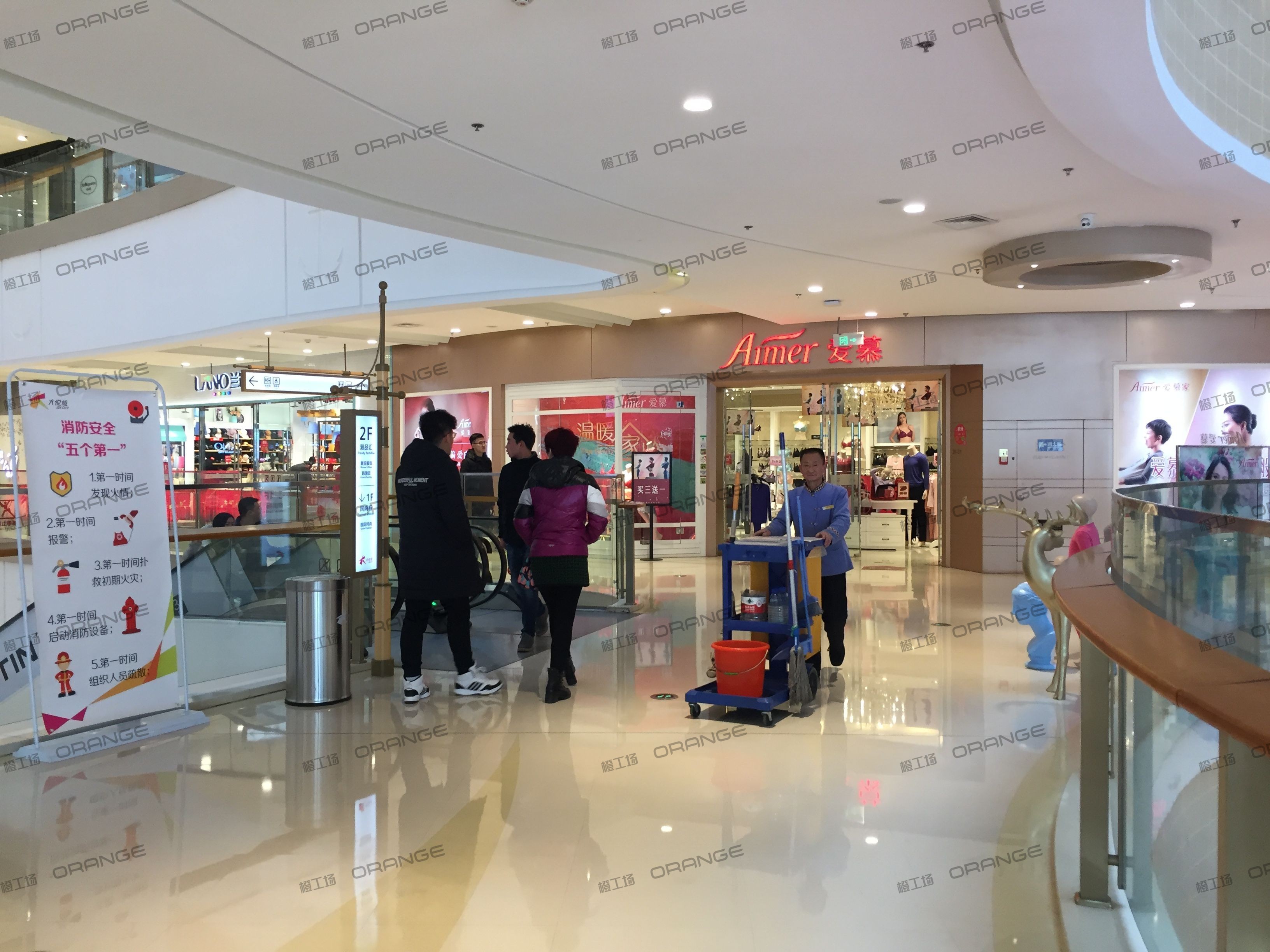 烟台大悦城-室内二层南侧扶梯前1