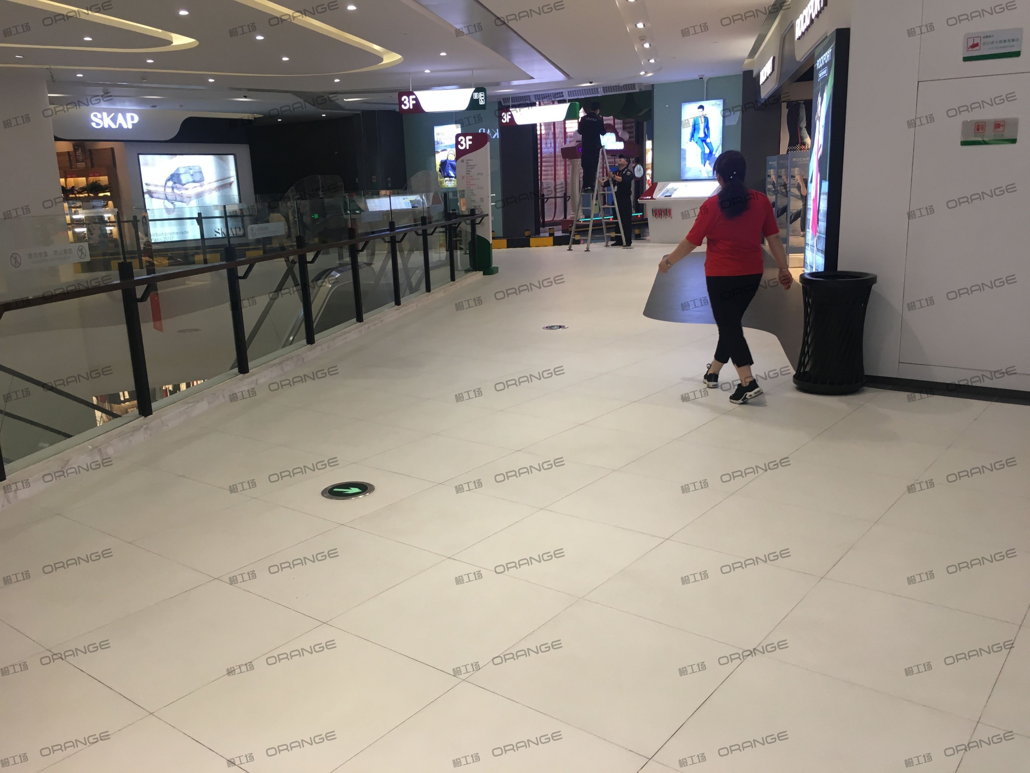 西安砂之船奥特莱斯-室内三层西侧扶梯东3