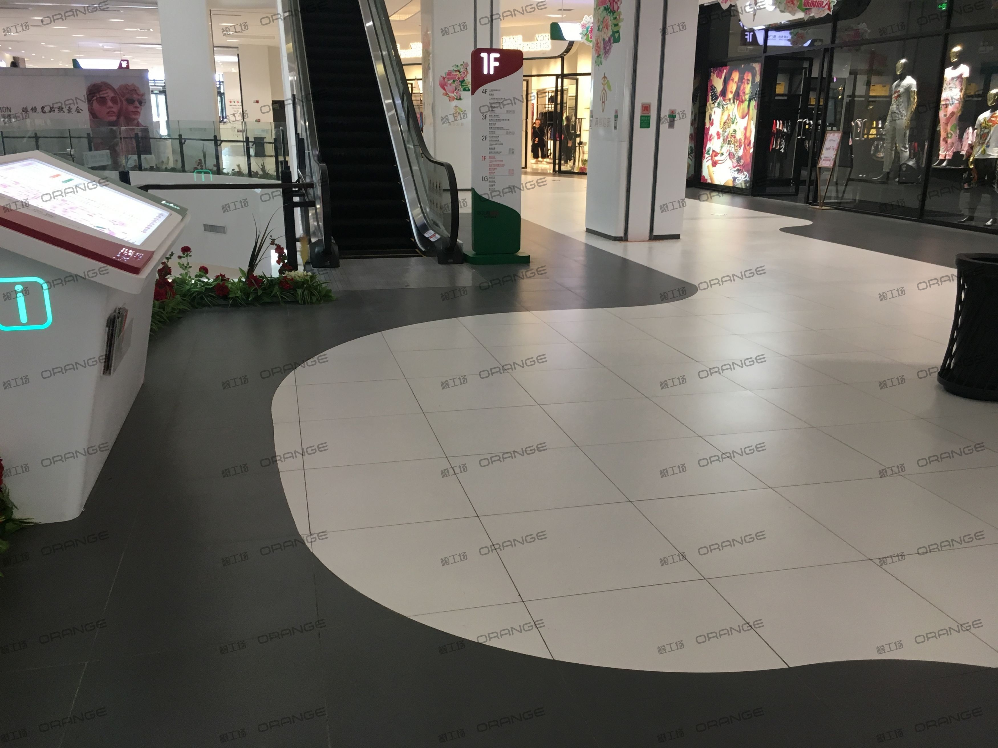 西安砂之船奥特莱斯-室内一层中部扶梯前4
