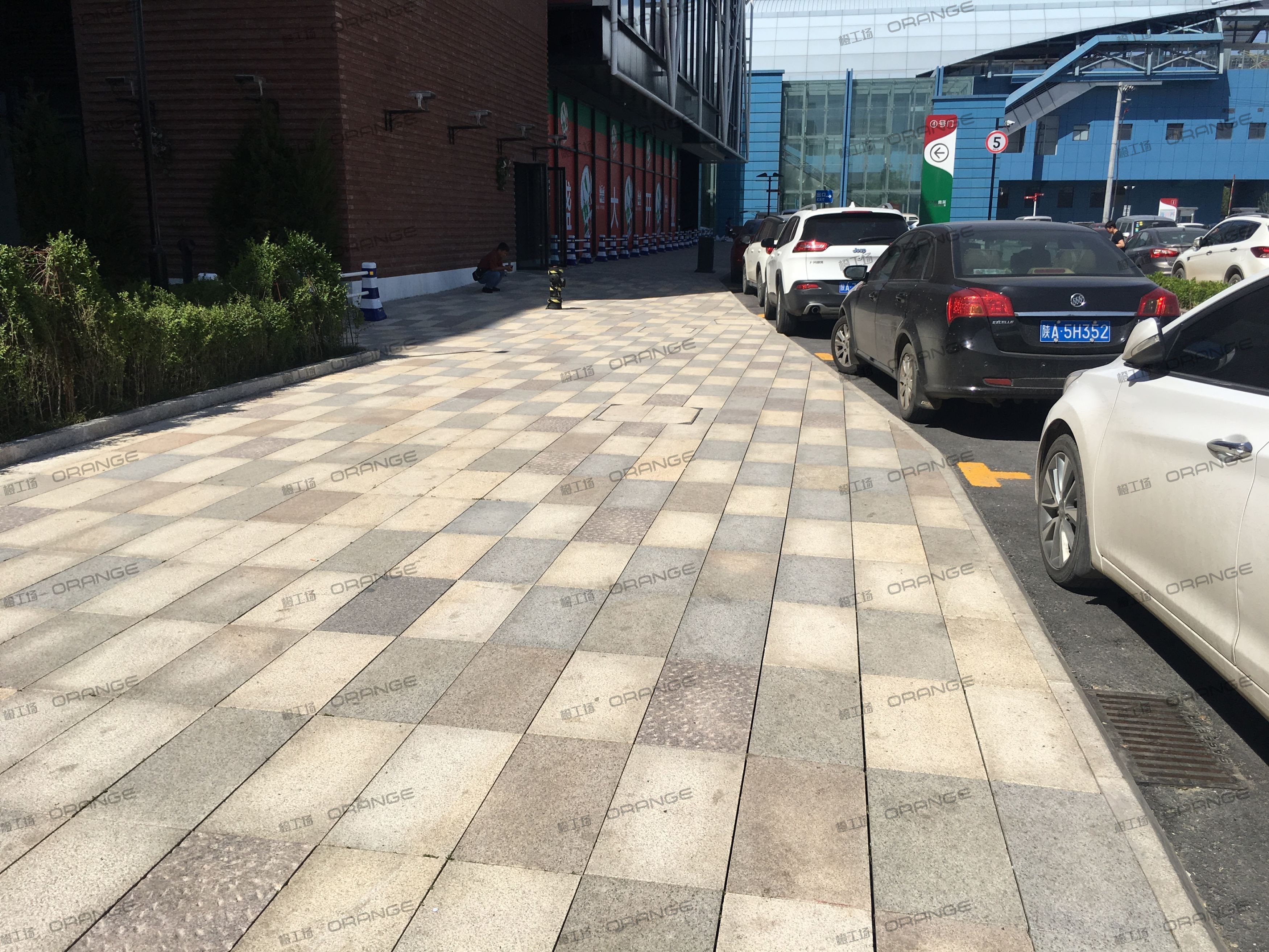 西安砂之船奥特莱斯-室外西侧中部走廊3