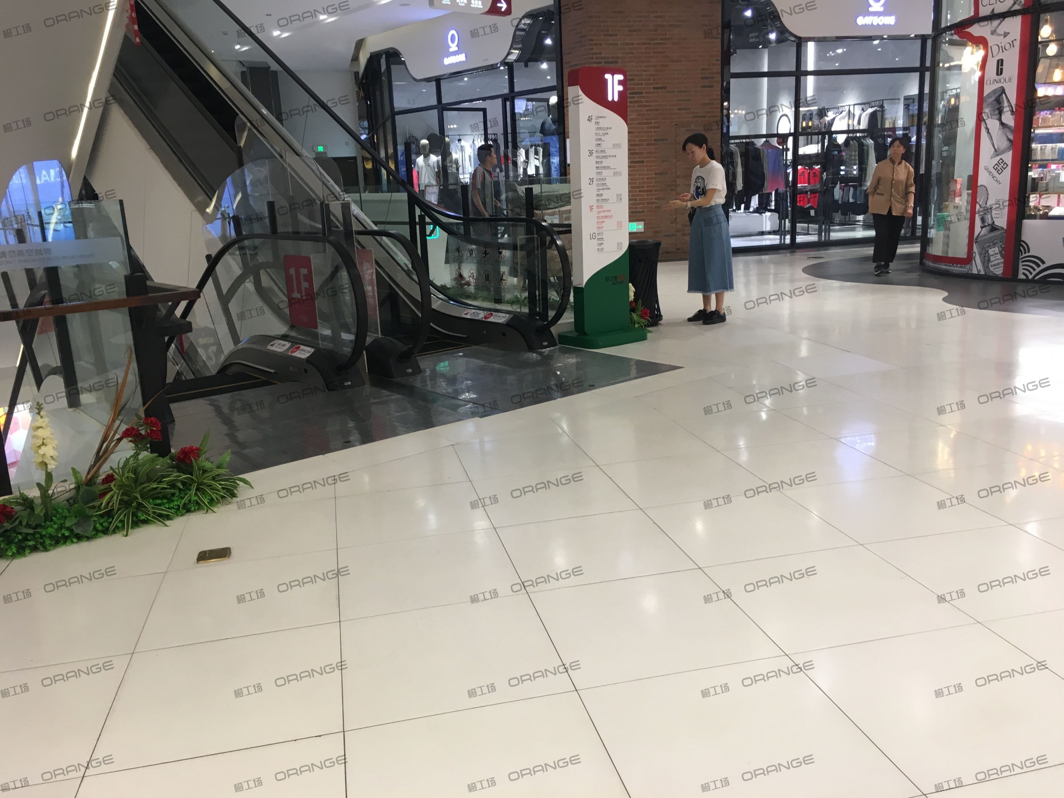 西安砂之船奥特莱斯-室内一层东南扶梯前3