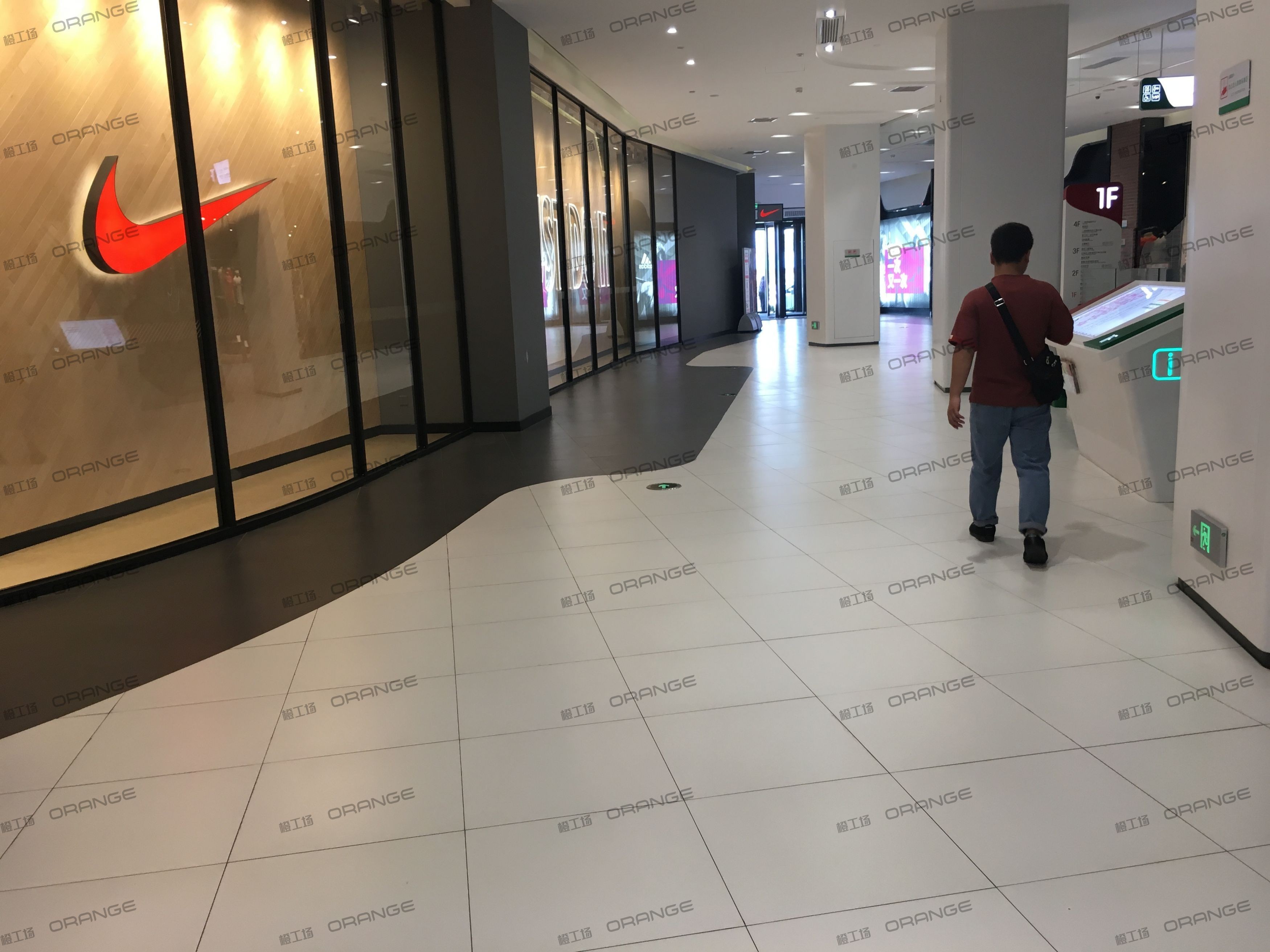 西安砂之船奥特莱斯-室内一层西北侧扶梯南3