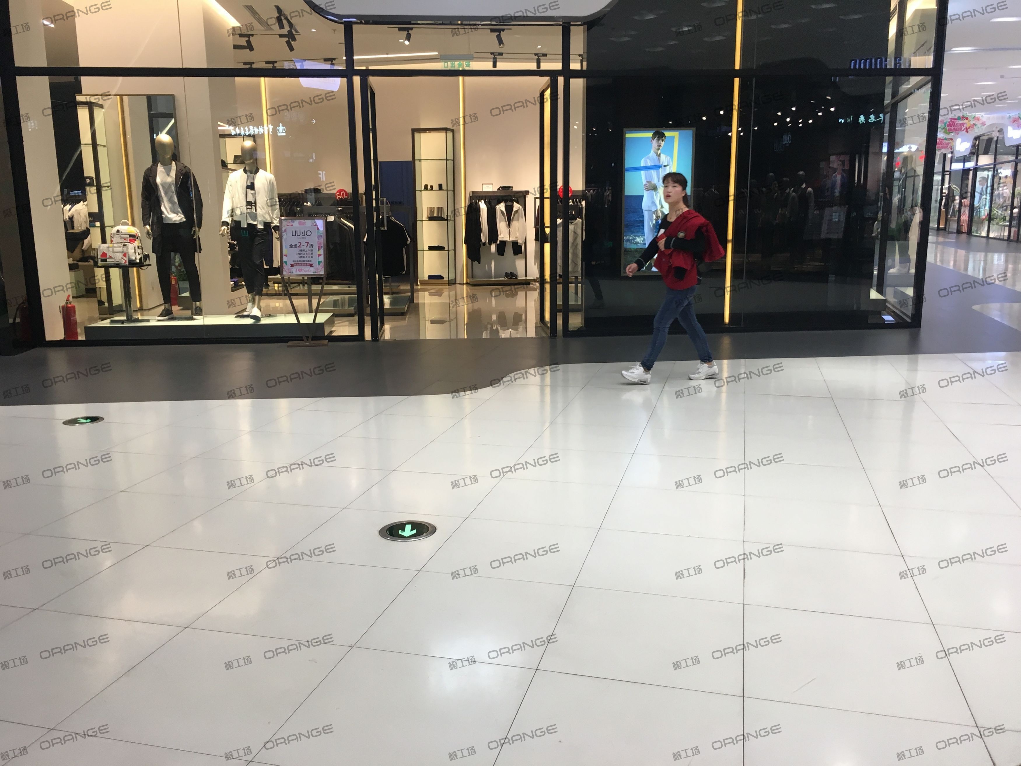 西安砂之船奥特莱斯-室内一层西南扶梯前3