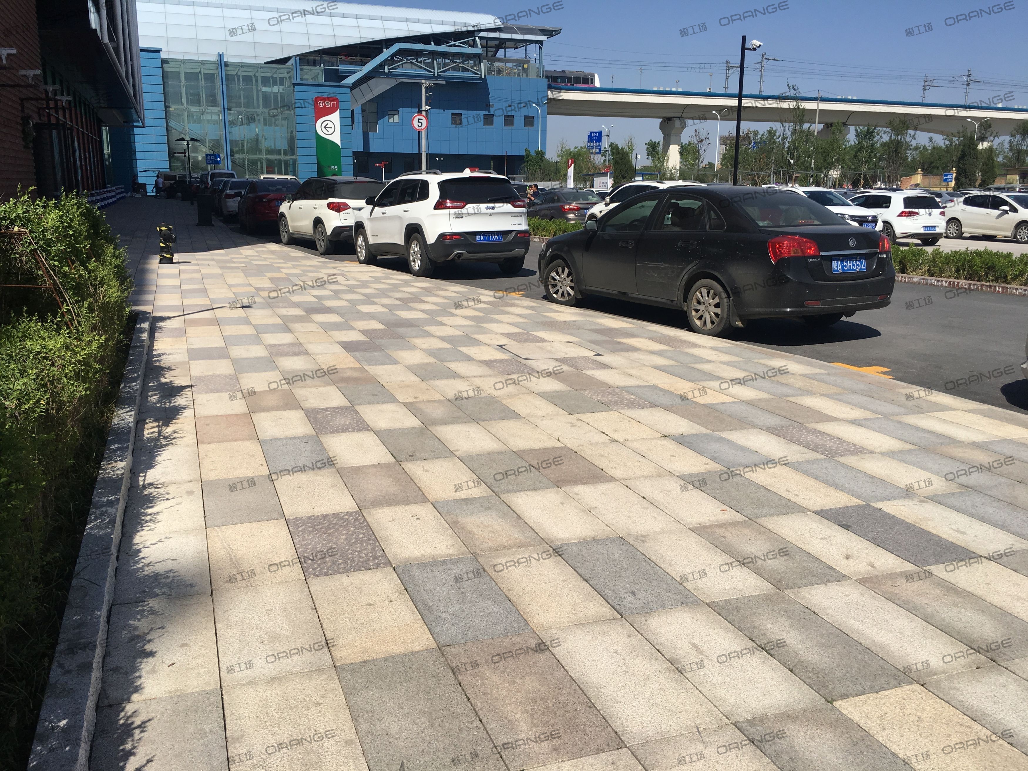 西安砂之船奥特莱斯-室外西侧中部走廊4