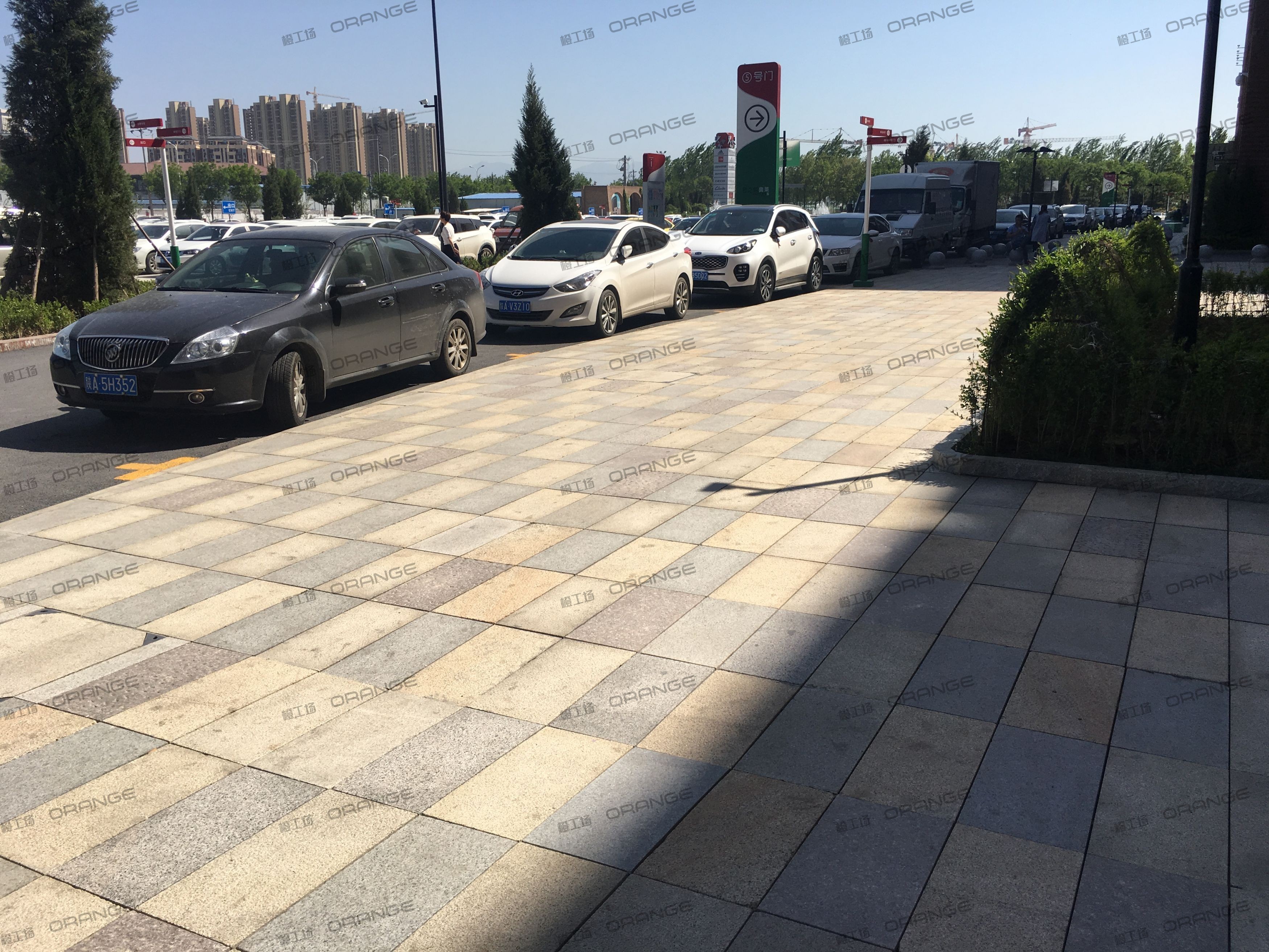 西安砂之船奥特莱斯-室外西侧中部走廊1