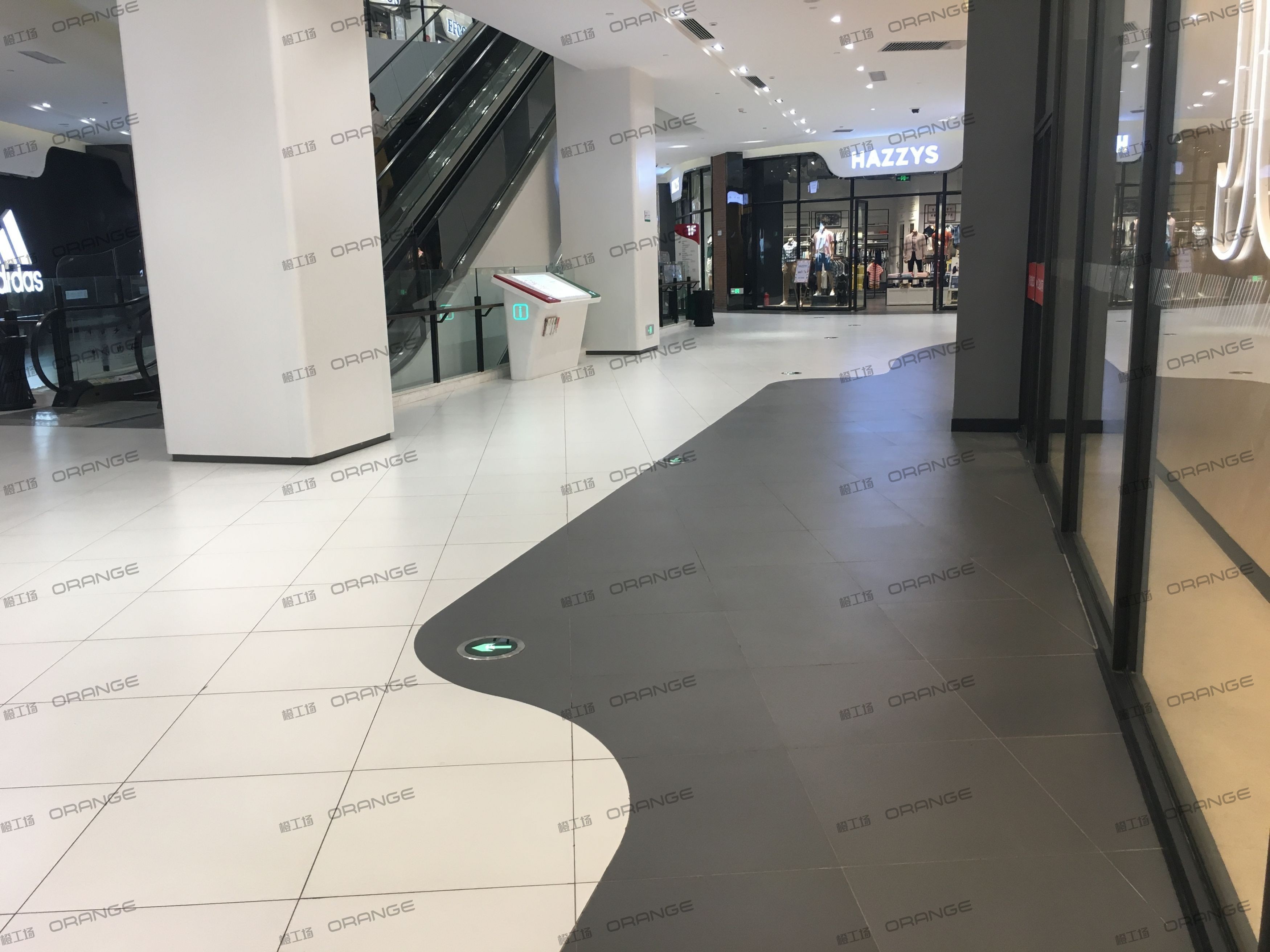 西安砂之船奥特莱斯-室内一层西北侧扶梯南2