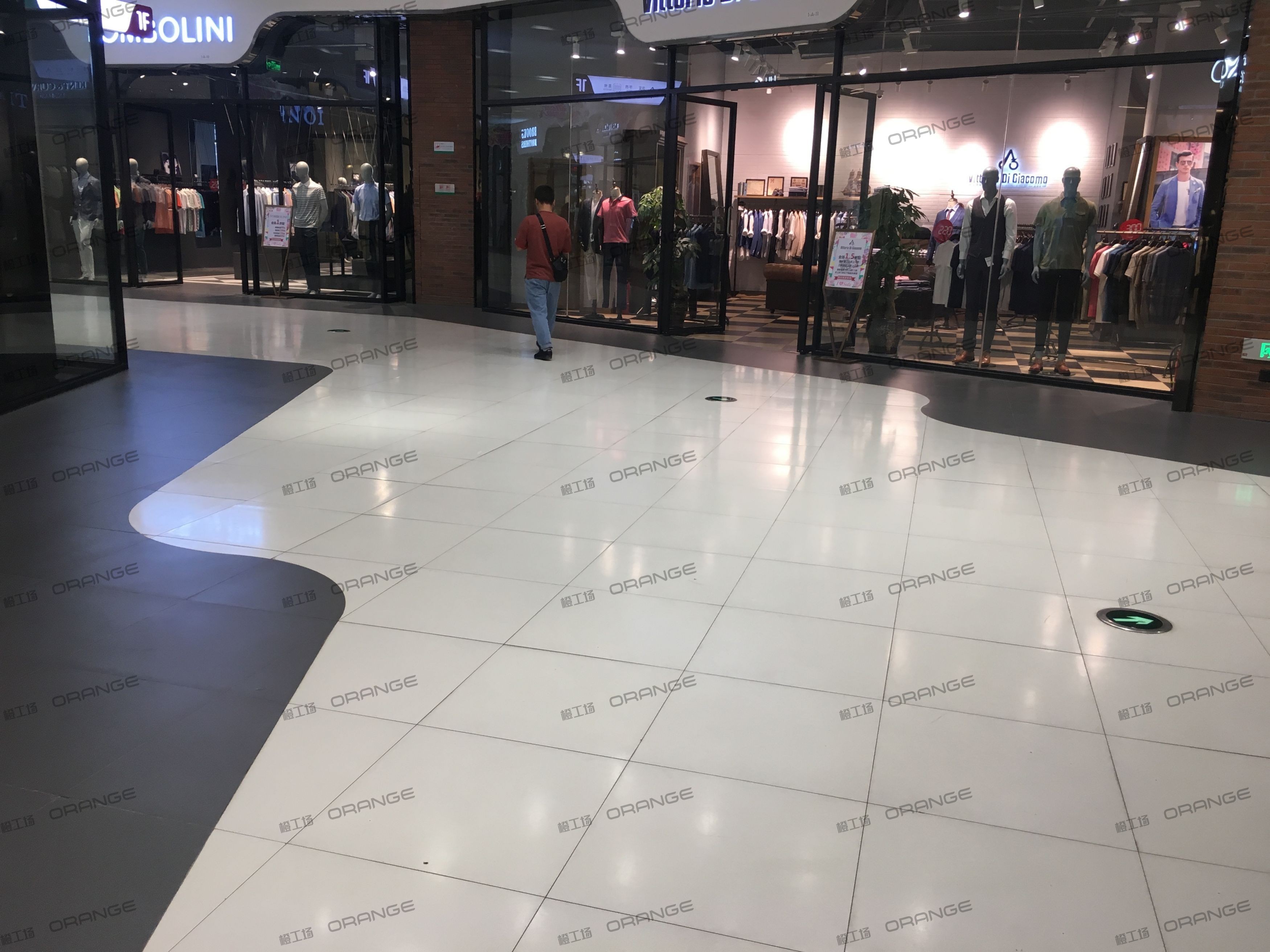 西安砂之船奥特莱斯-室内一层西南扶梯前2