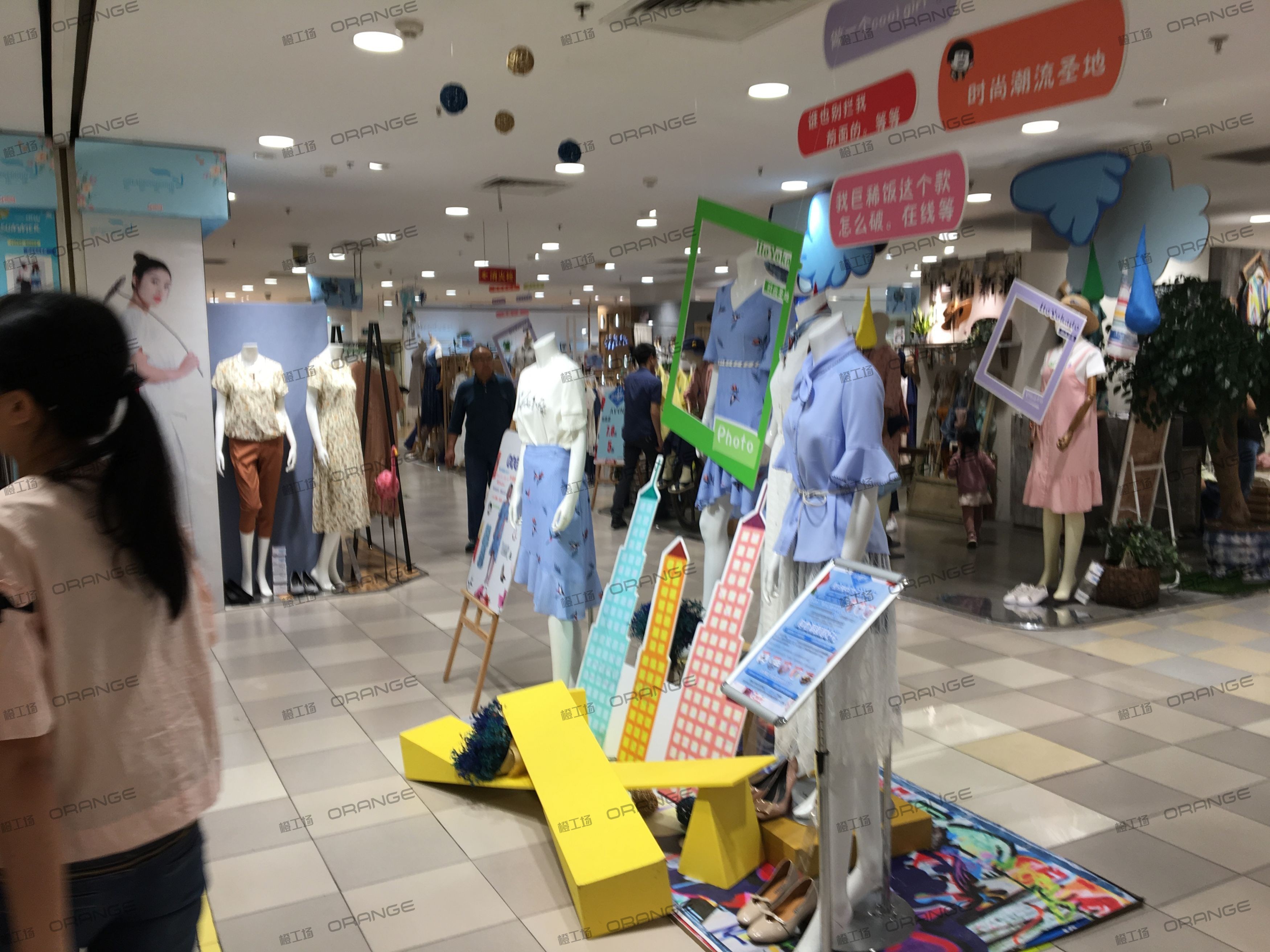 成都伊藤洋华堂（春熙路店）-室内三层南侧扶梯北2