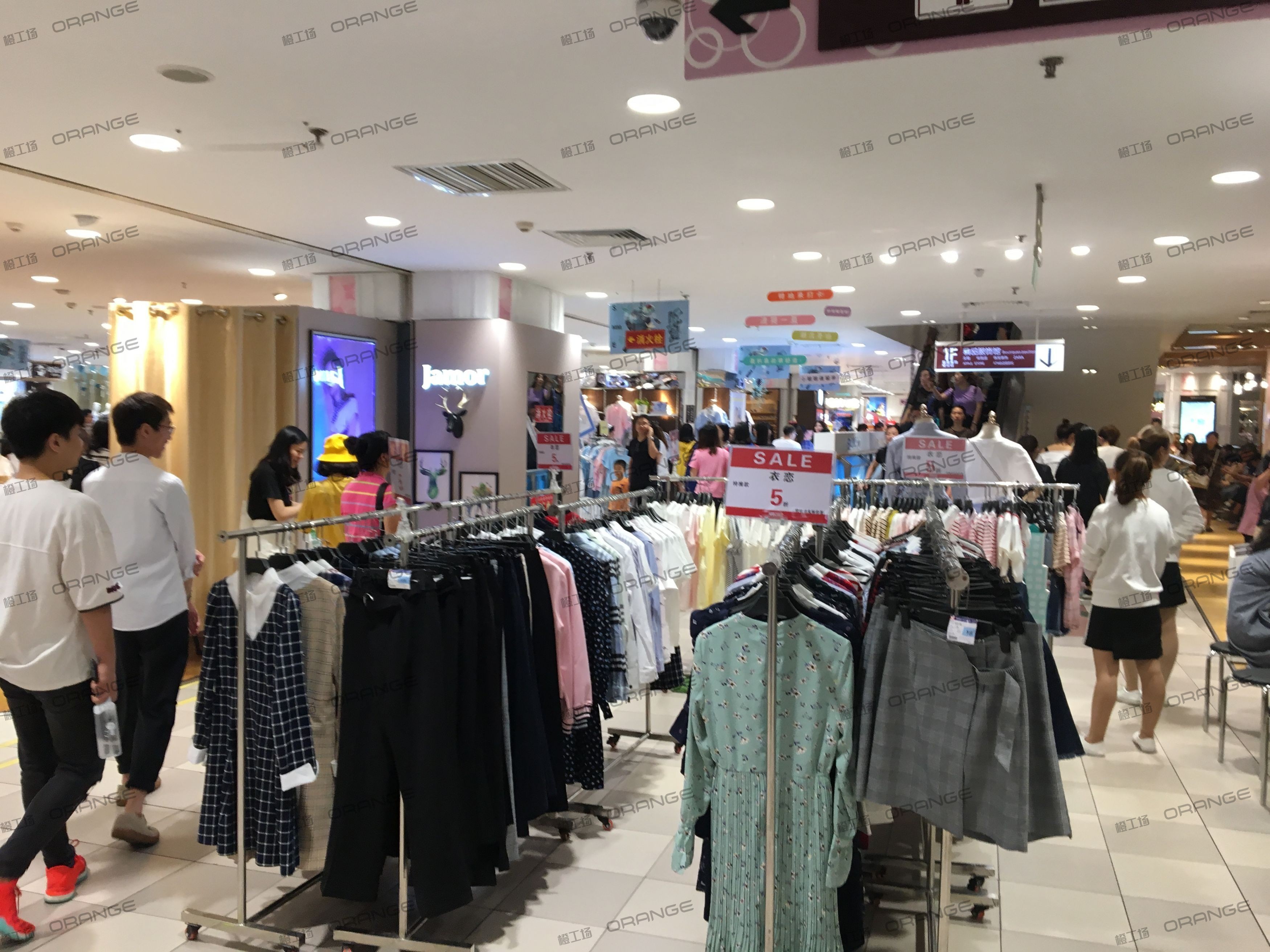 成都伊藤洋华堂（春熙路店）-室内二层南侧扶梯北1