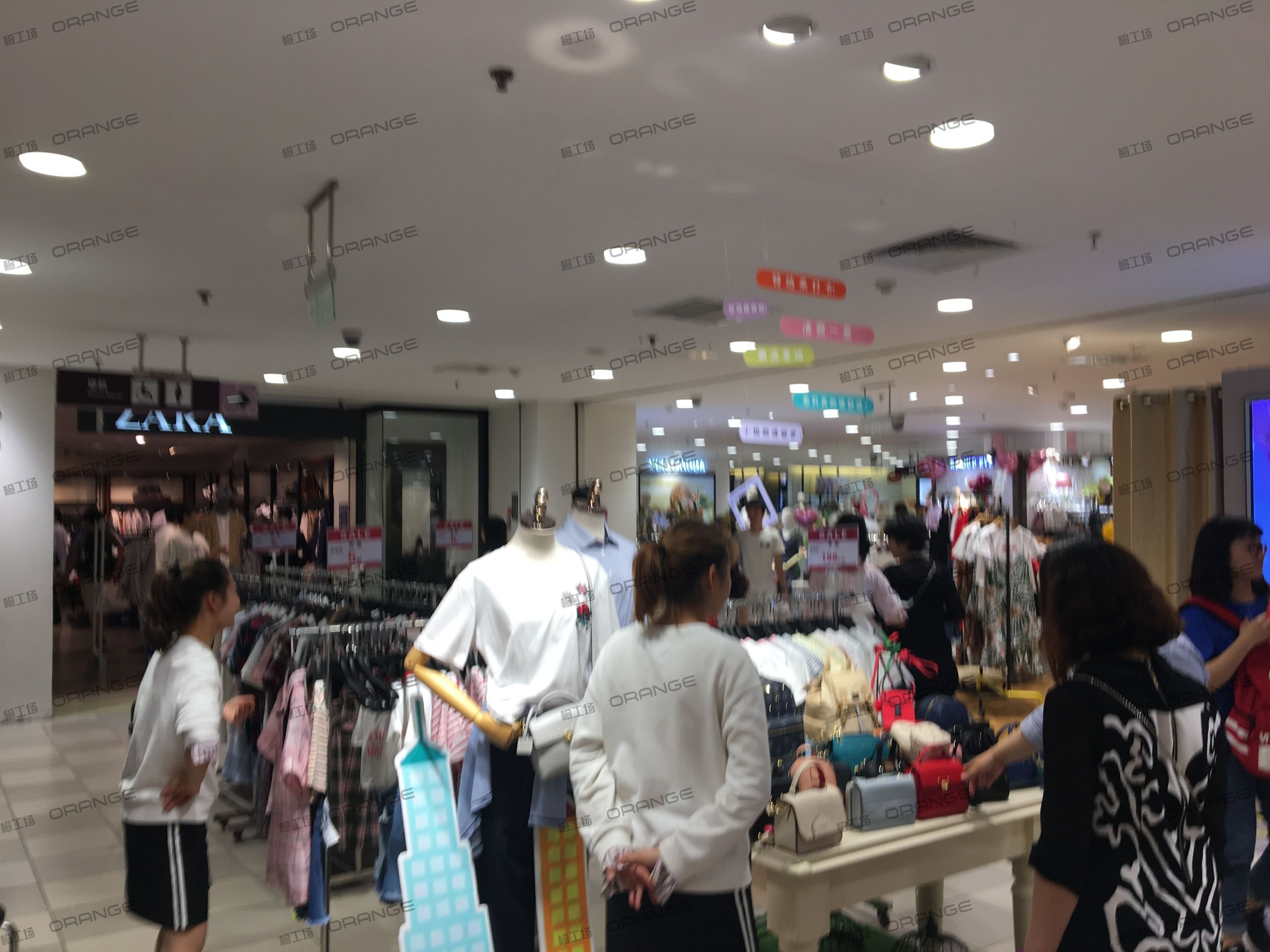 成都伊藤洋华堂（春熙路店）-室内二层南侧扶梯北3