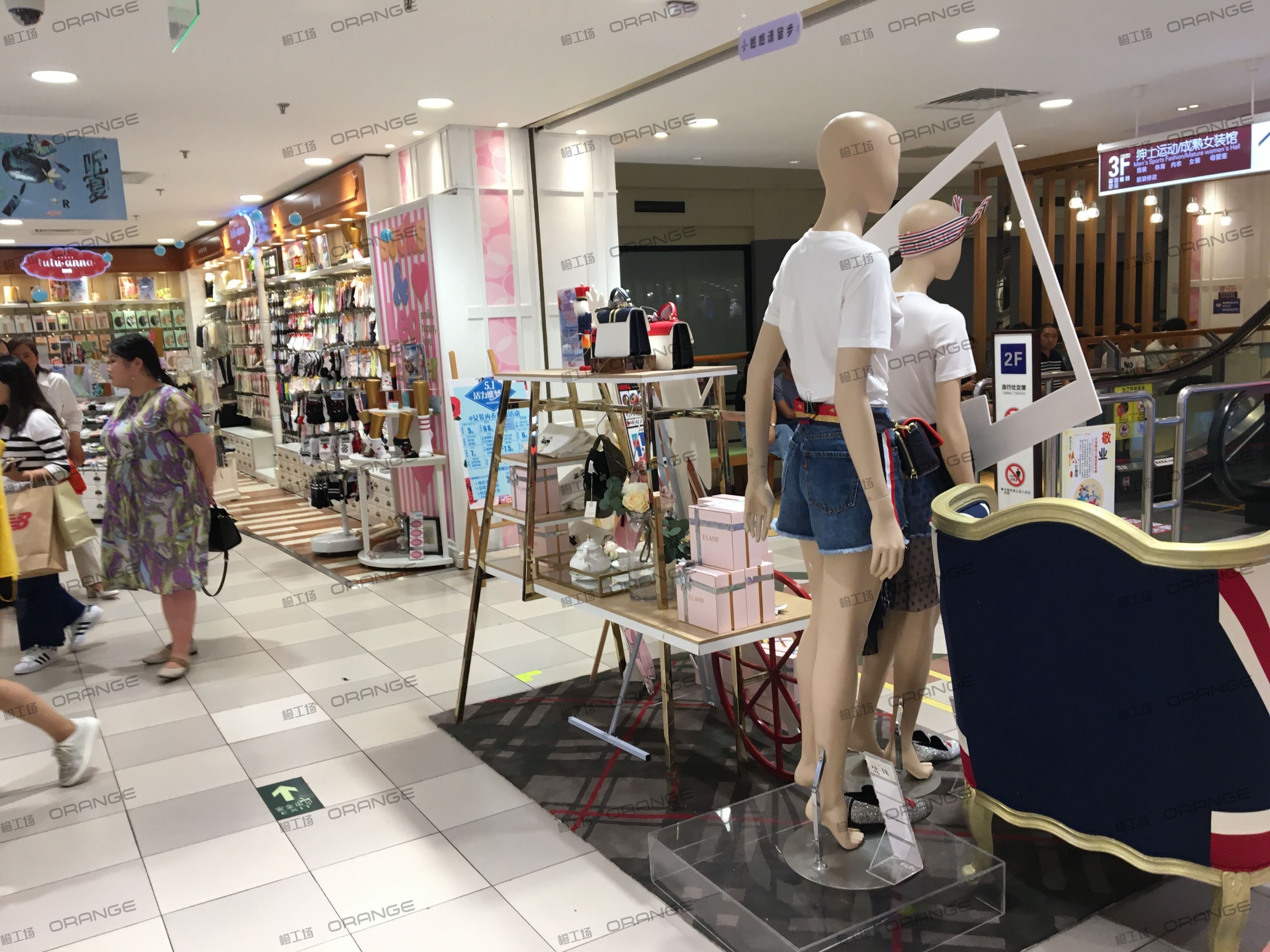 成都伊藤洋华堂（春熙路店）-室内二层南侧扶梯南1